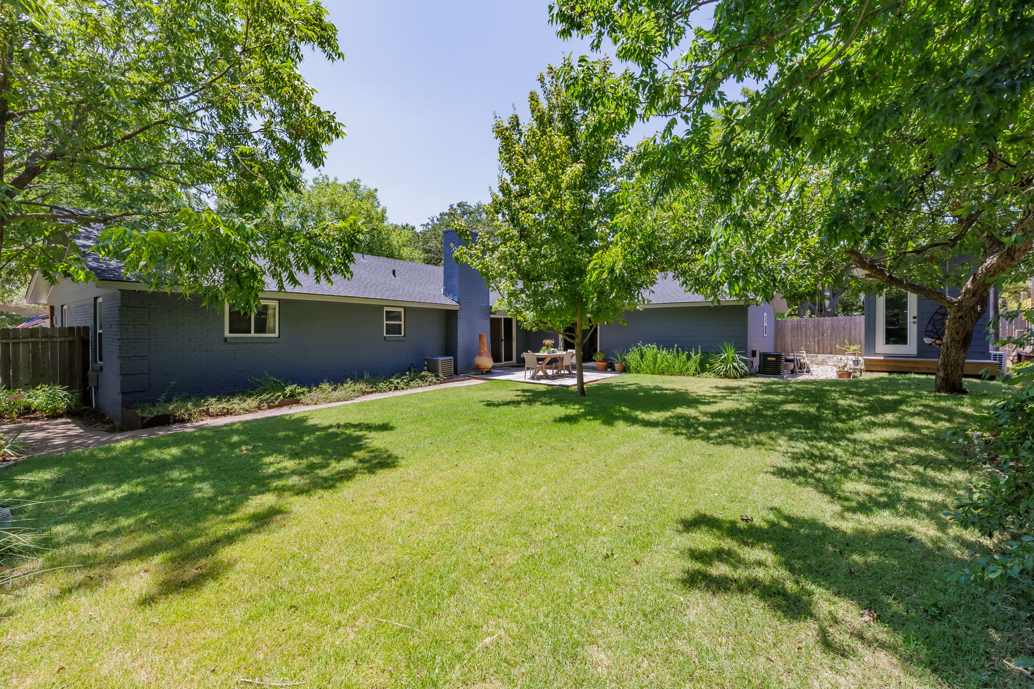 Free Parking, North Austin | 5 Pillars - Portoro