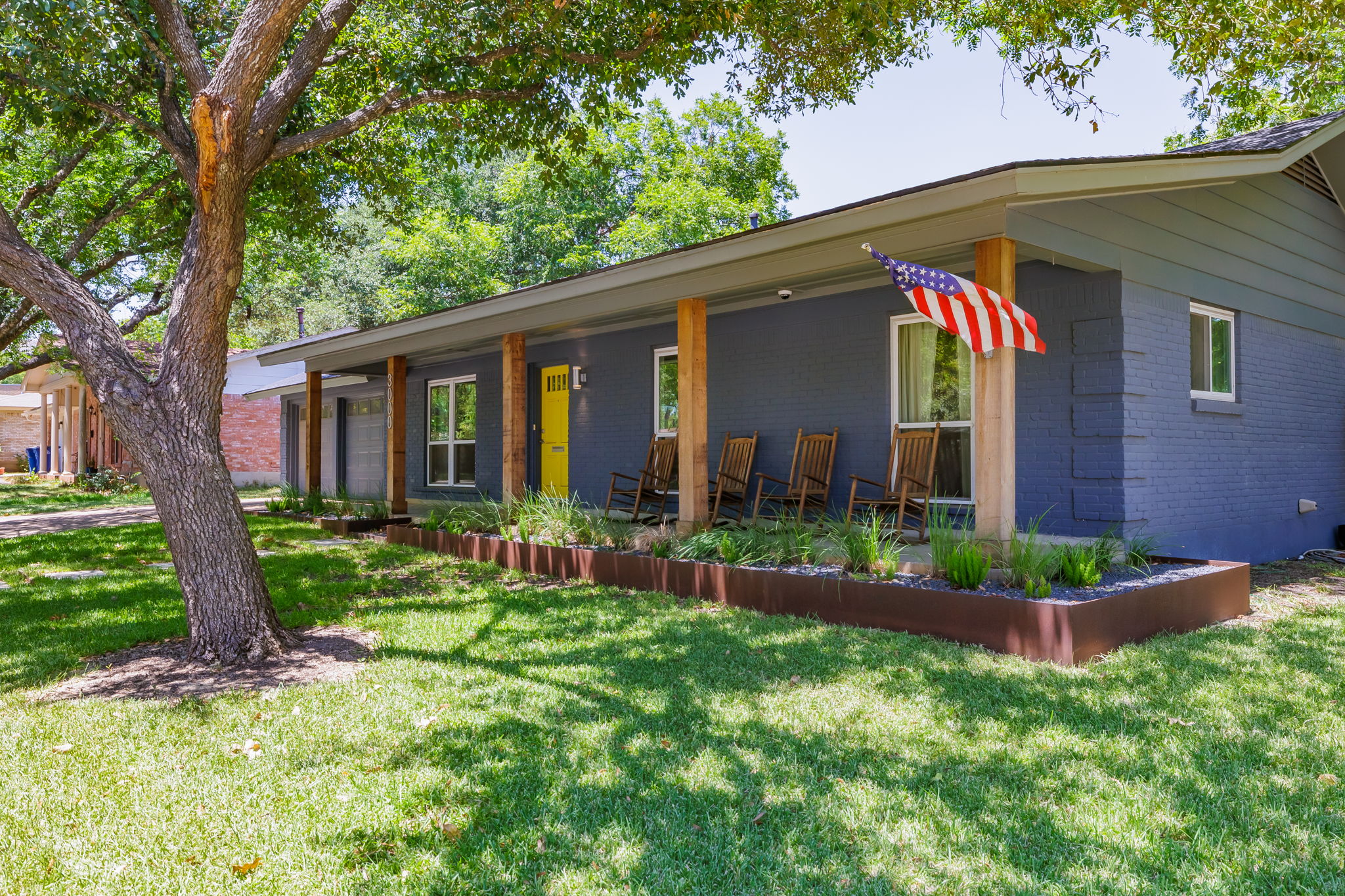 Free Parking, North Austin | 5 Pillars - Portoro