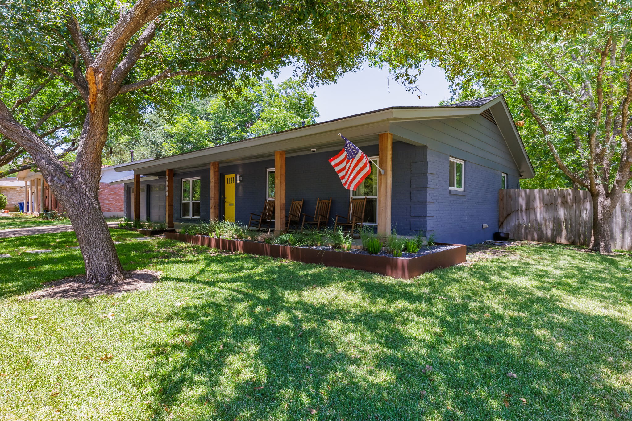 Free Parking, North Austin | 5 Pillars - Portoro