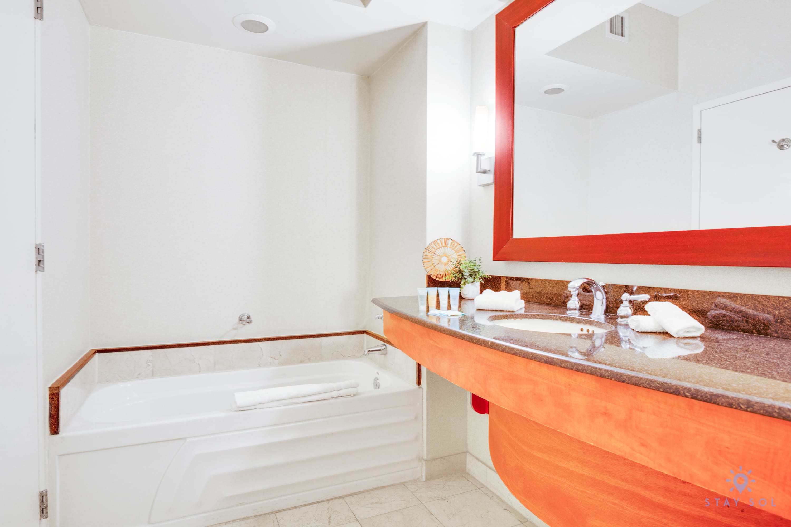 uxury Beach Resort • Ocean View, Pool & Gym