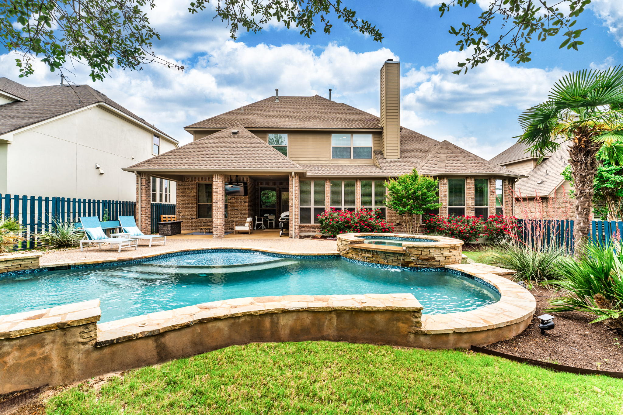 Beautiful Home with Outdoor Pool HotTub and Yard