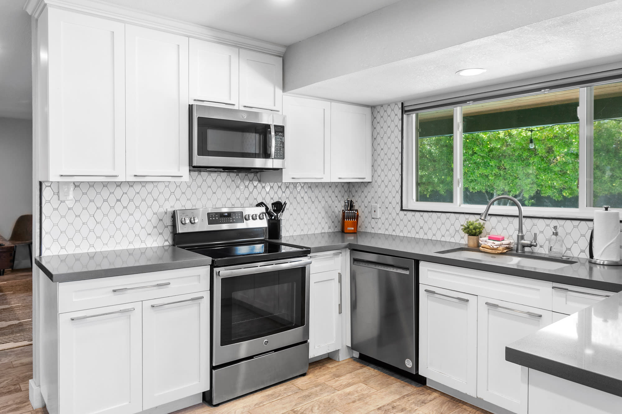 Newly renovated, Fully stocked kitchen with drip coffee maker and Keurig
