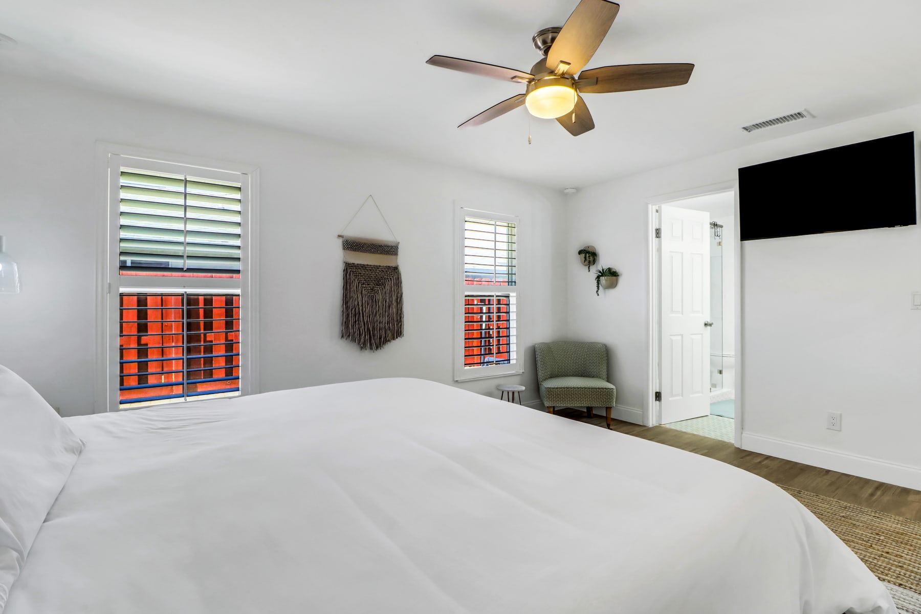 King bedroom with ensuite bathroom
