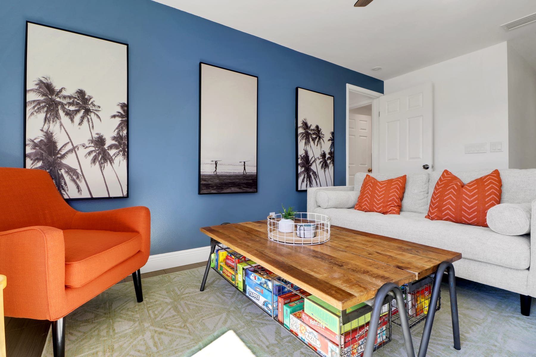 Sitting area next to kitchen & dining room