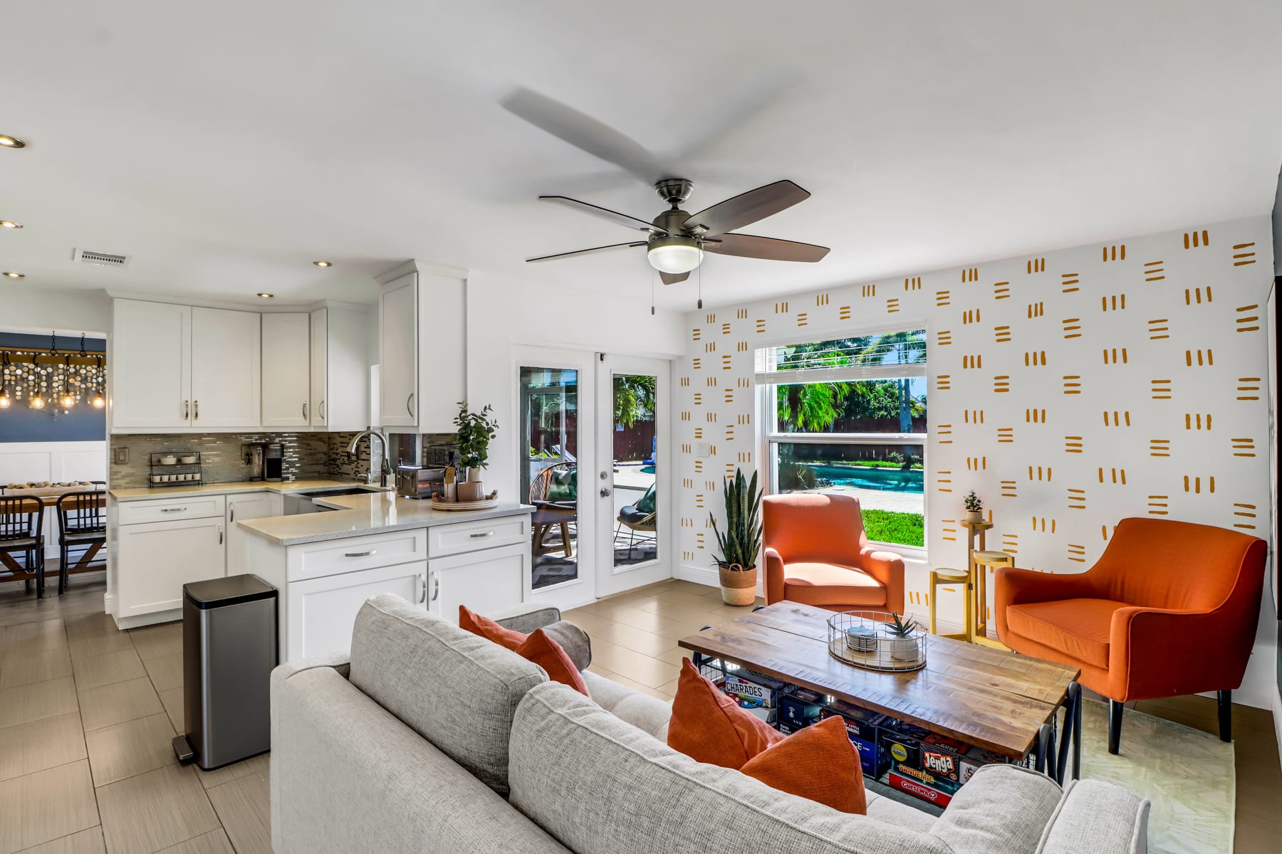 Sitting area next to kitchen & dining room