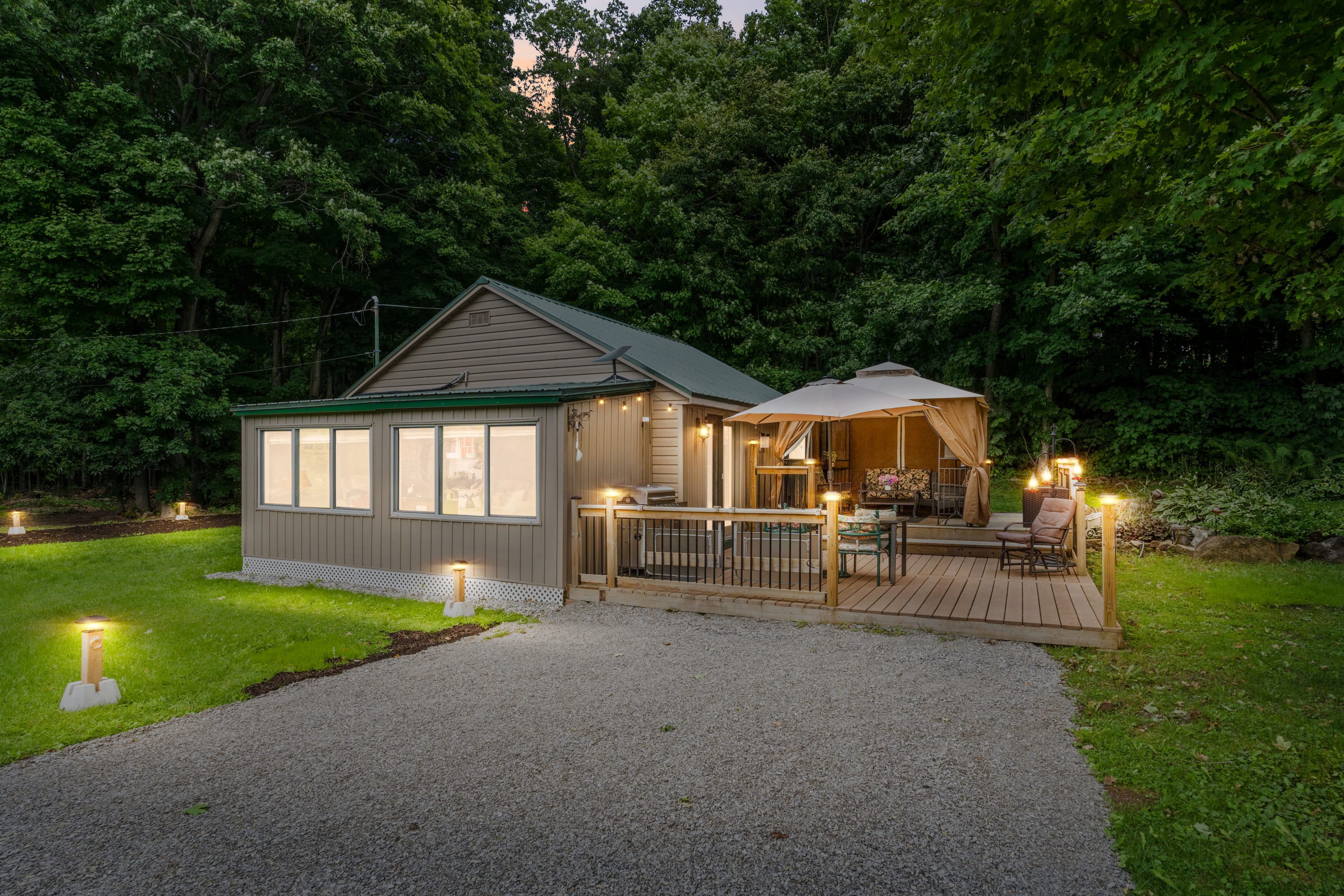 Charming Waterfront Cabin w Firepit Rideau Lakes