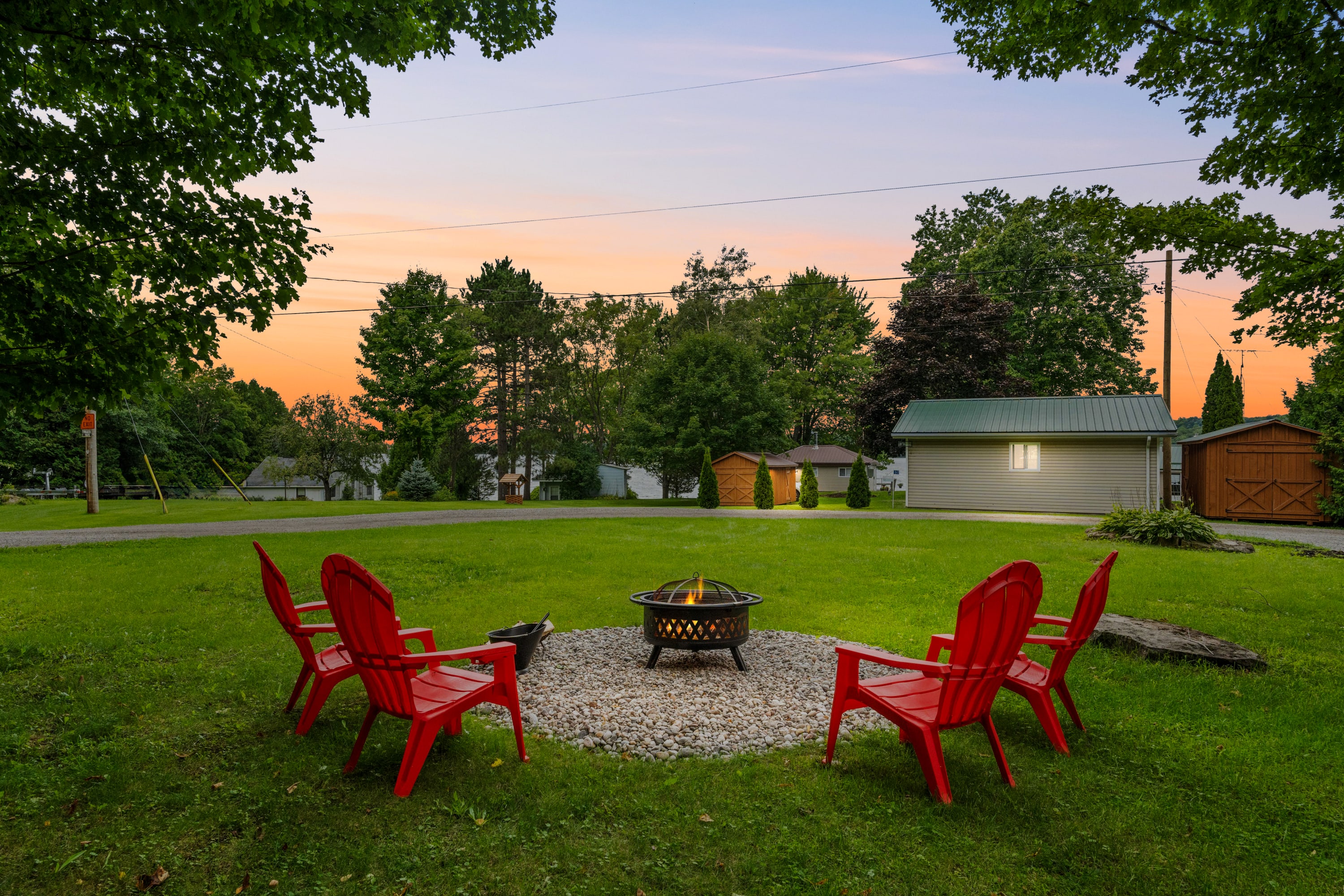 Luxury 3BR Cabin with Patio FirePit and BBQ Photo
