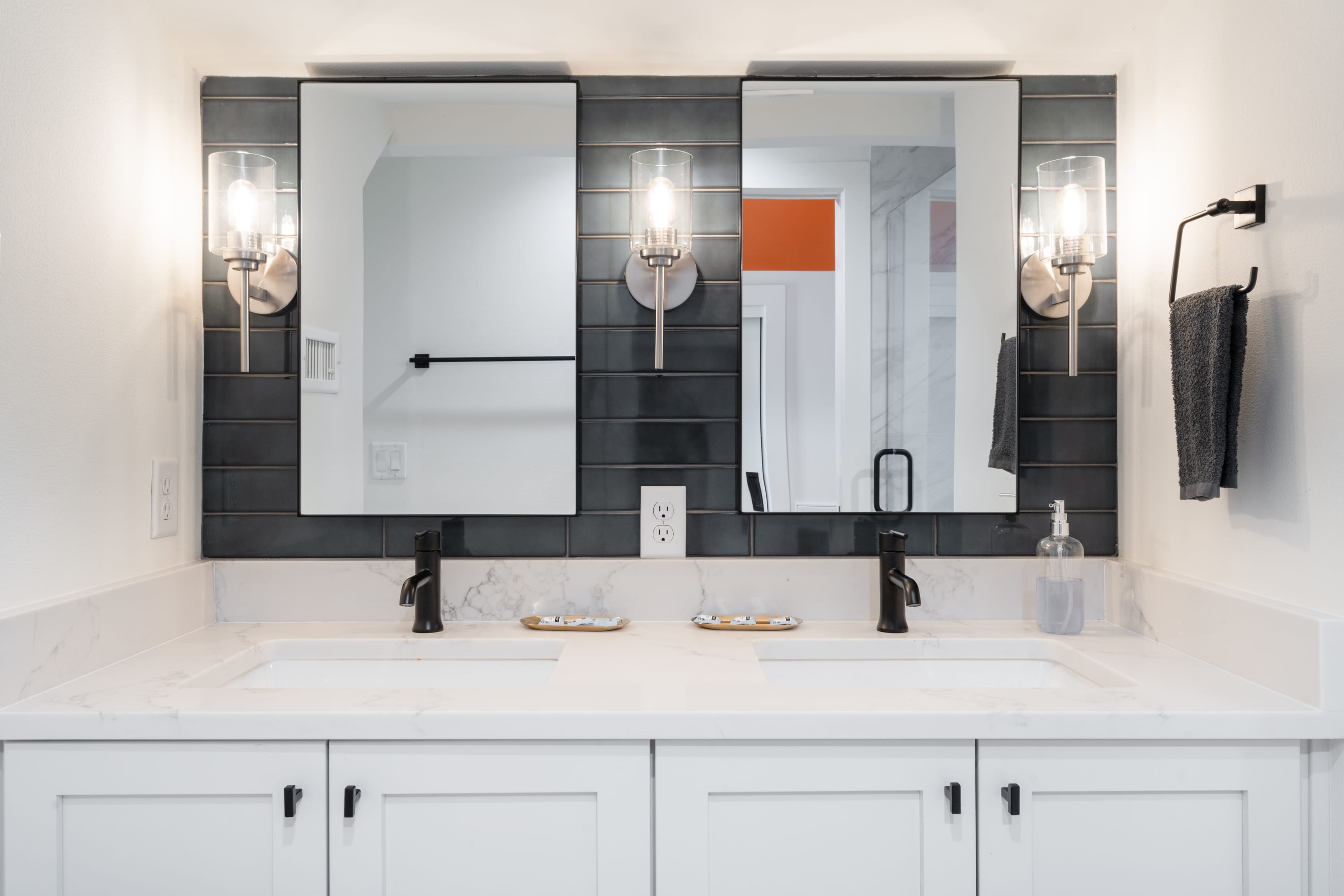 2 Queens Ensuite with Double Vanity