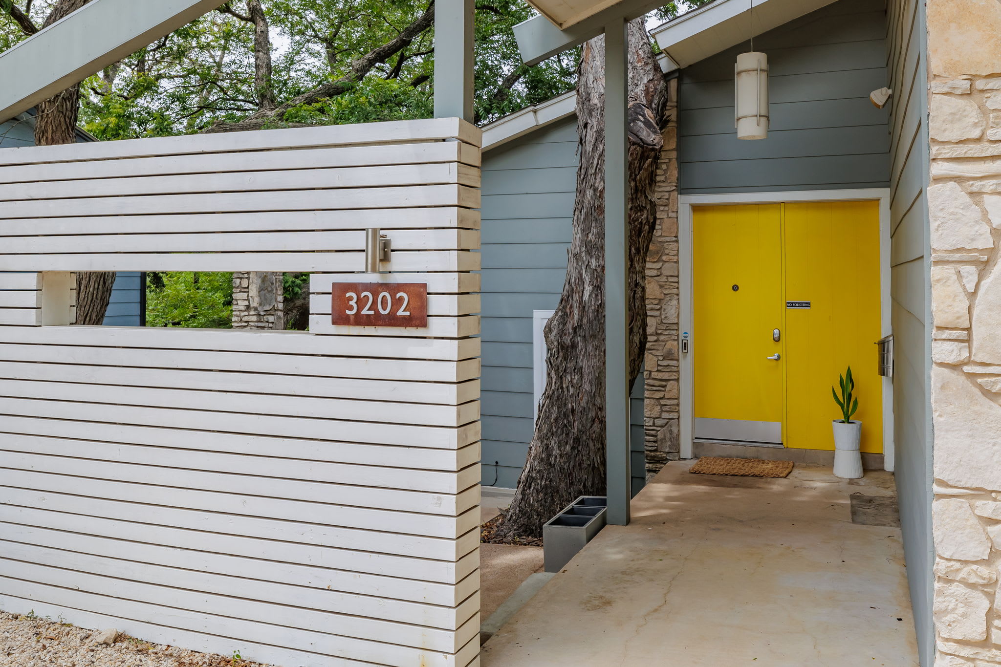 Free Parking, 2br, East Riverside - Aqua Blue