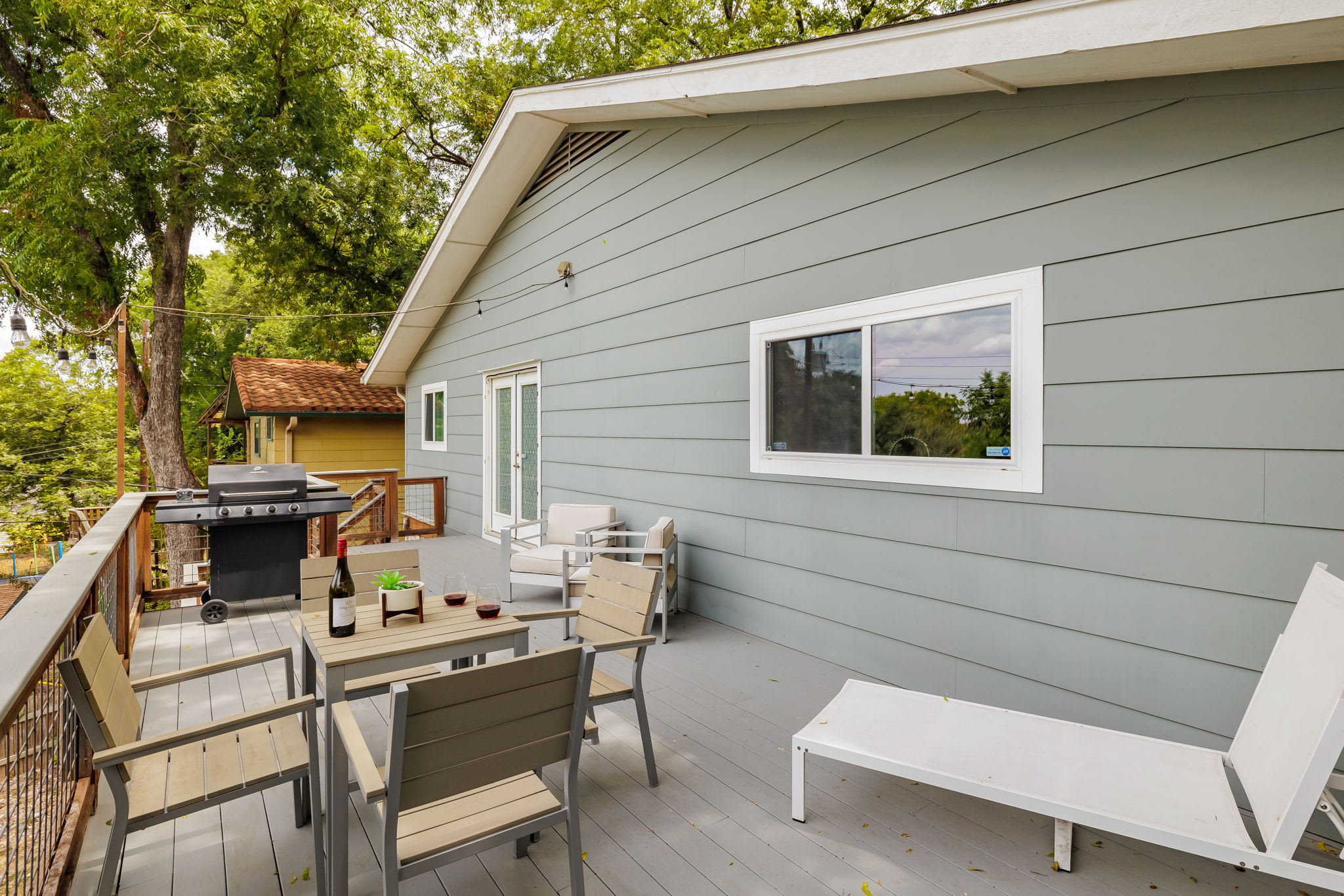 Free Parking, 2br, East Riverside - Aqua Blue