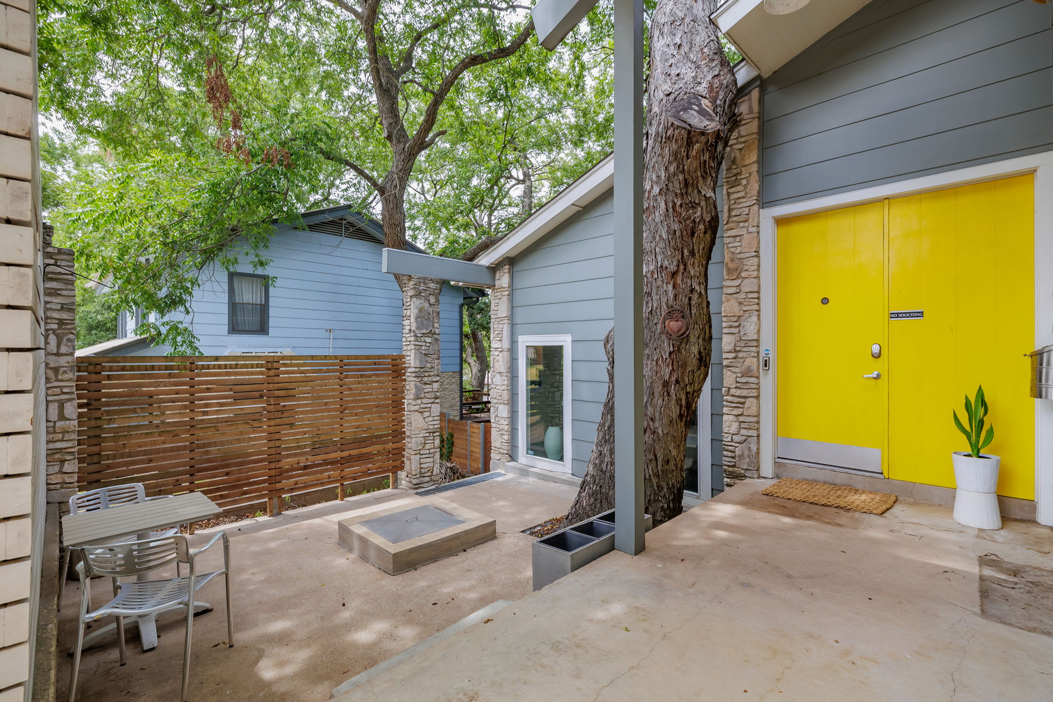 Free Parking, 2br, East Riverside - Aqua Blue