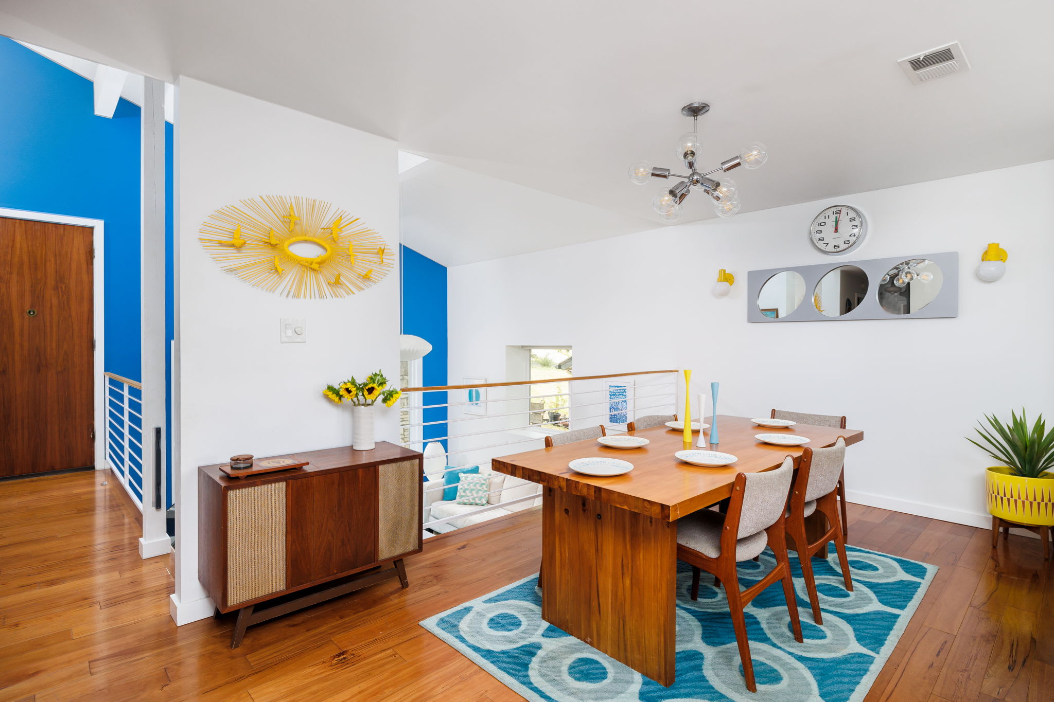 Free Parking, 2br, East Riverside - Aqua Blue