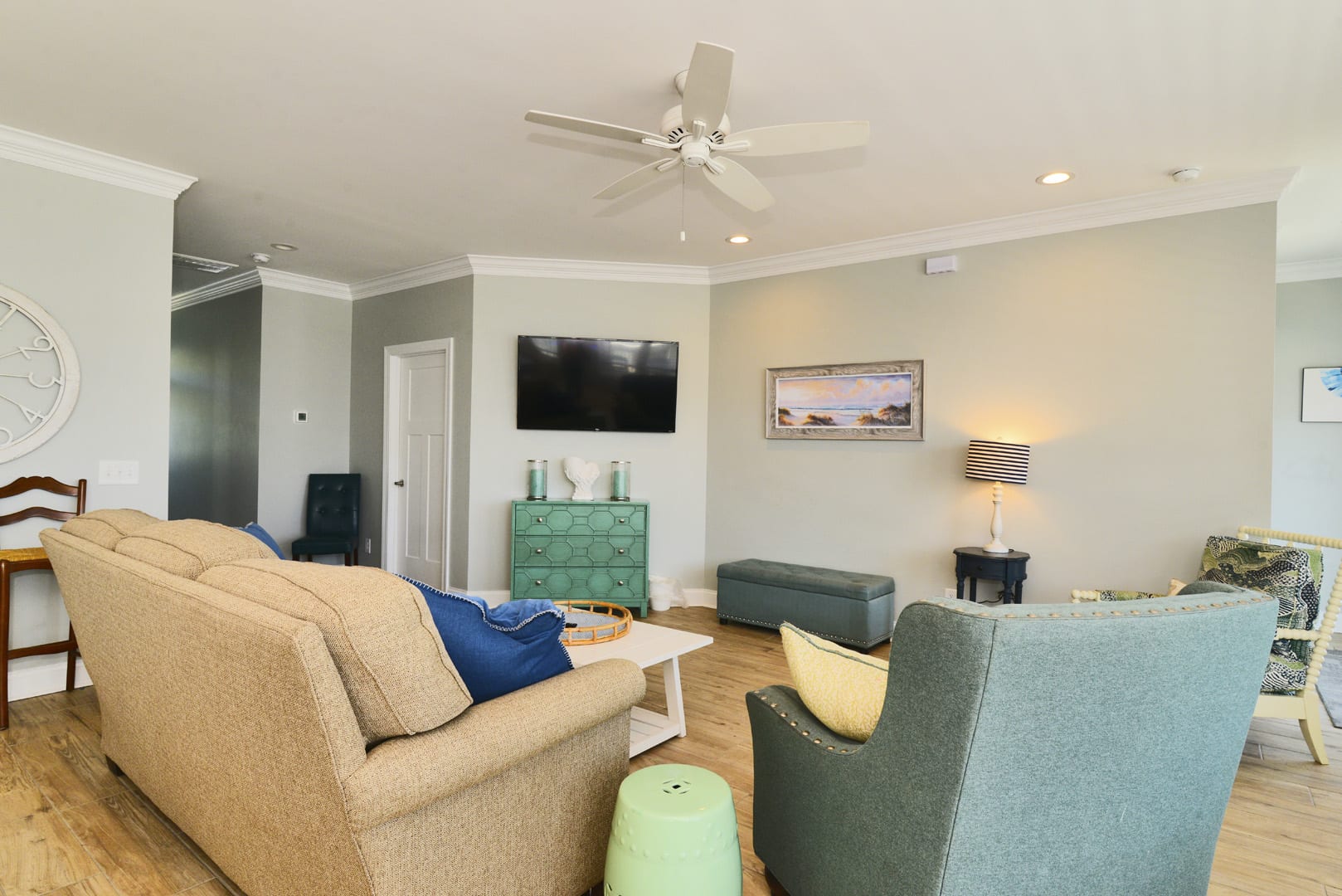 Main Living Room w Ocean View & Smart TV