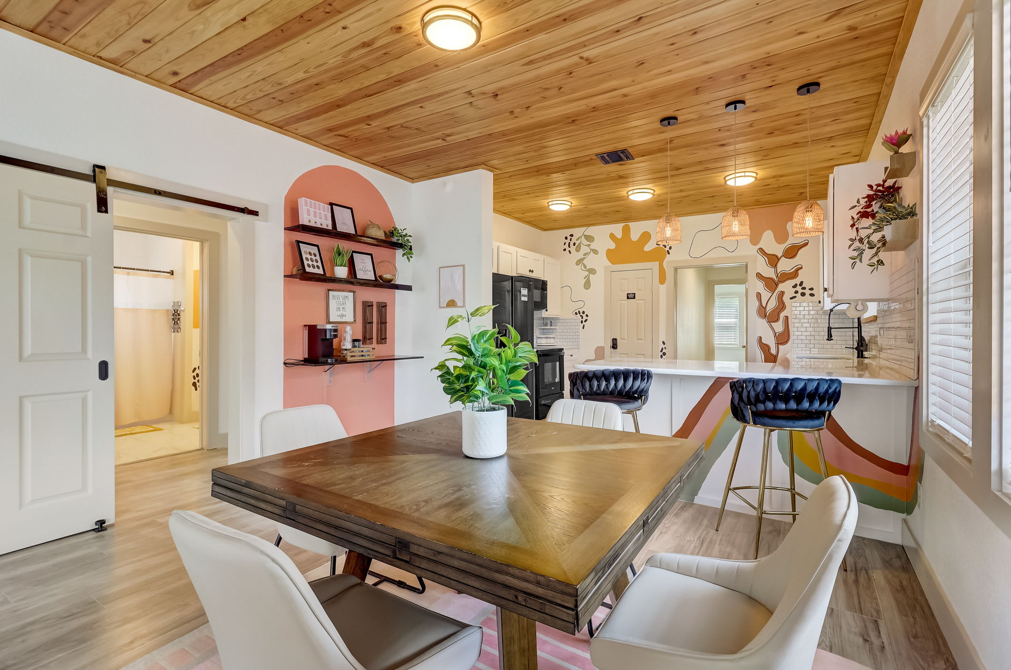 Retro Retreat - NBA FINALS 1 mile from Frost Center - 5 min drive.