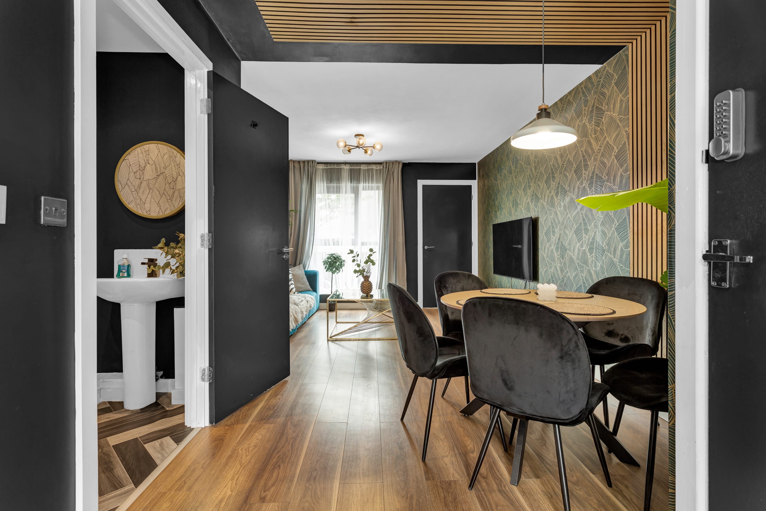 Salford Quays Luxury Safari Retreat – Free Parking in Cooke Place 21 M5 3LJ - Property image 29 - VivreStays