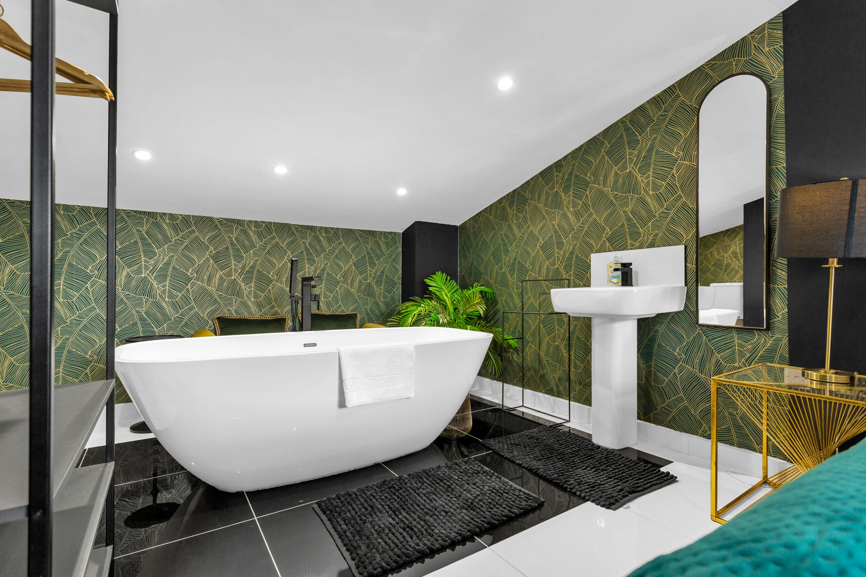 Salford Quays Luxury Safari Retreat – Free Parking in Cooke Place 21 M5 3LJ - Property image 38 - VivreStays