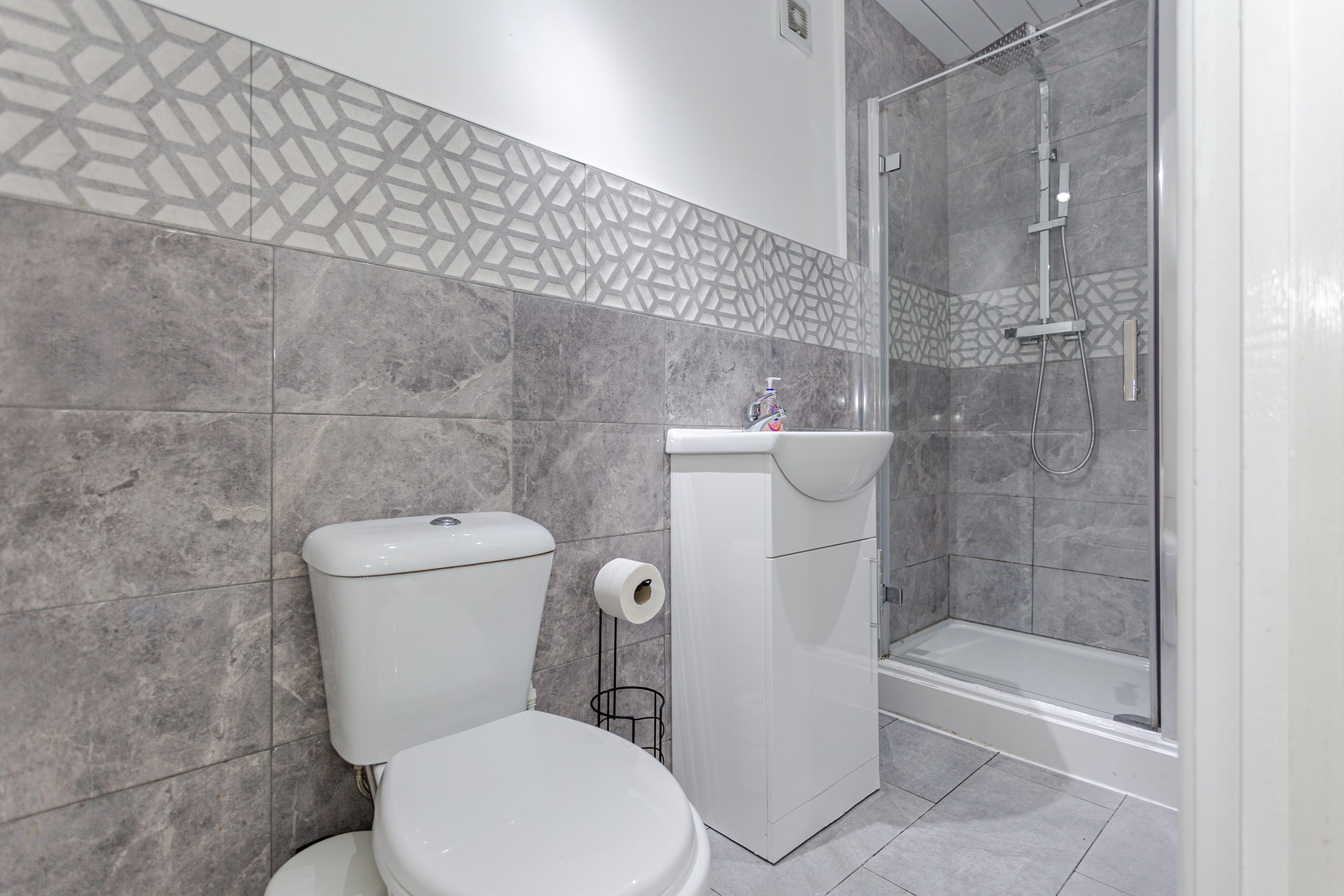 Family Haven 5 min to City Centre + 2 free parking in 42 Hacking Street M7 4YD - Property image 23 - VivreStays