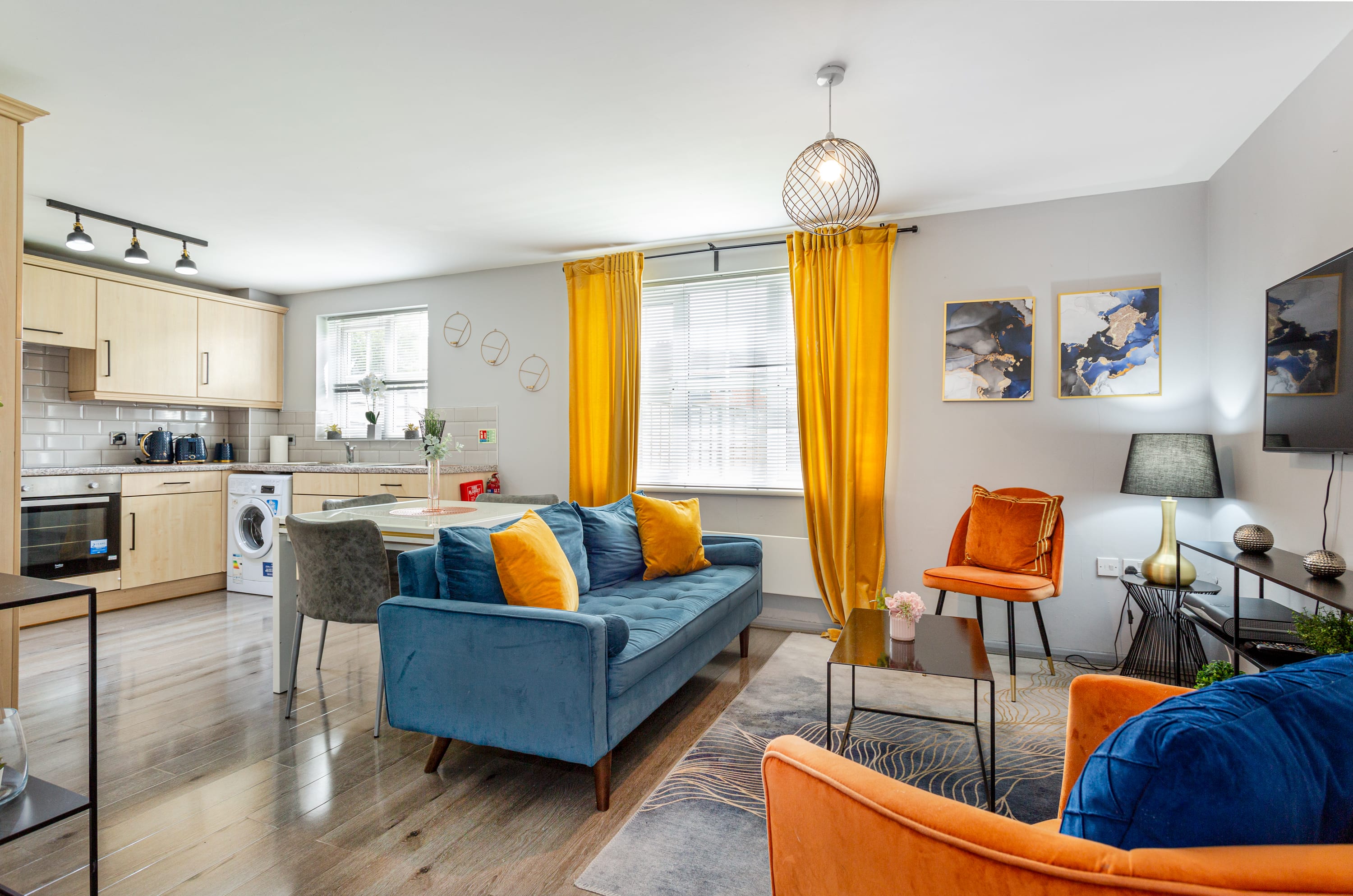 2-Bed Flat | Trafford Centre | Sleeps 5 | Parking serviced apartment - Irlam - VivreStays