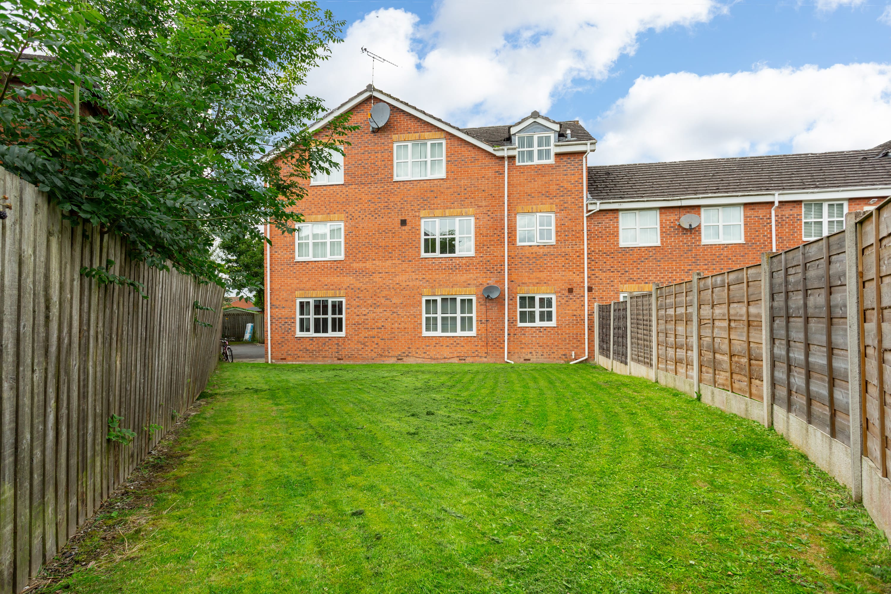View 2-Bed Flat | Trafford Centre | Sleeps 5 | Parking in White Star Court M44 6QN 2-Bed Flat | Trafford Centre | Sleeps 5 | Parking in White Star Court M44 6QN - Property image 8 - VivreStays
