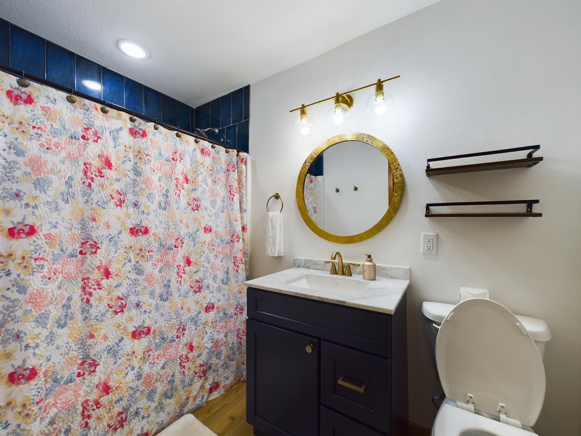 Upstairs shared bathroom
