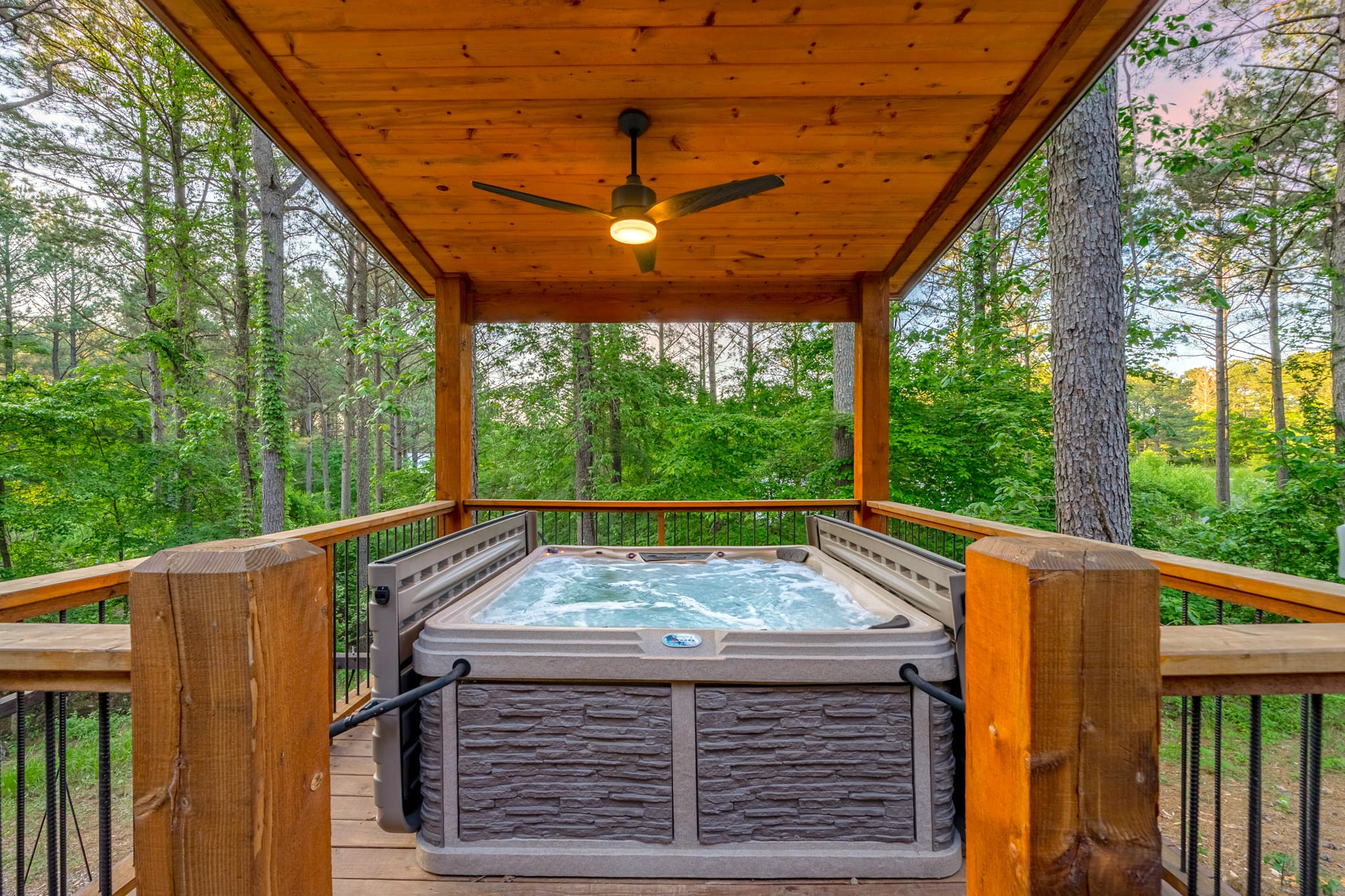 New! Luxury Cabin Retreat Hot Tub-Playset-Firepit