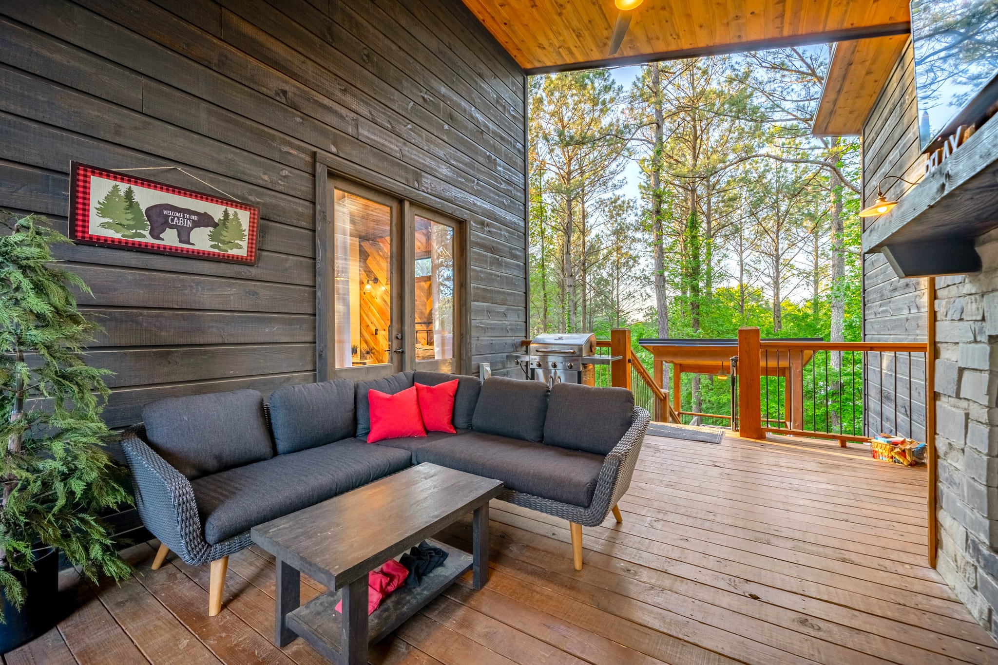 New! Luxury Cabin Retreat Hot Tub-Playset-Firepit