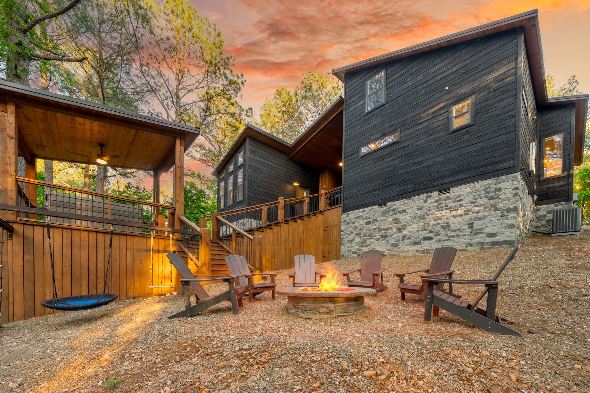 New! Luxury Cabin Retreat Hot Tub-Playset-Firepit
