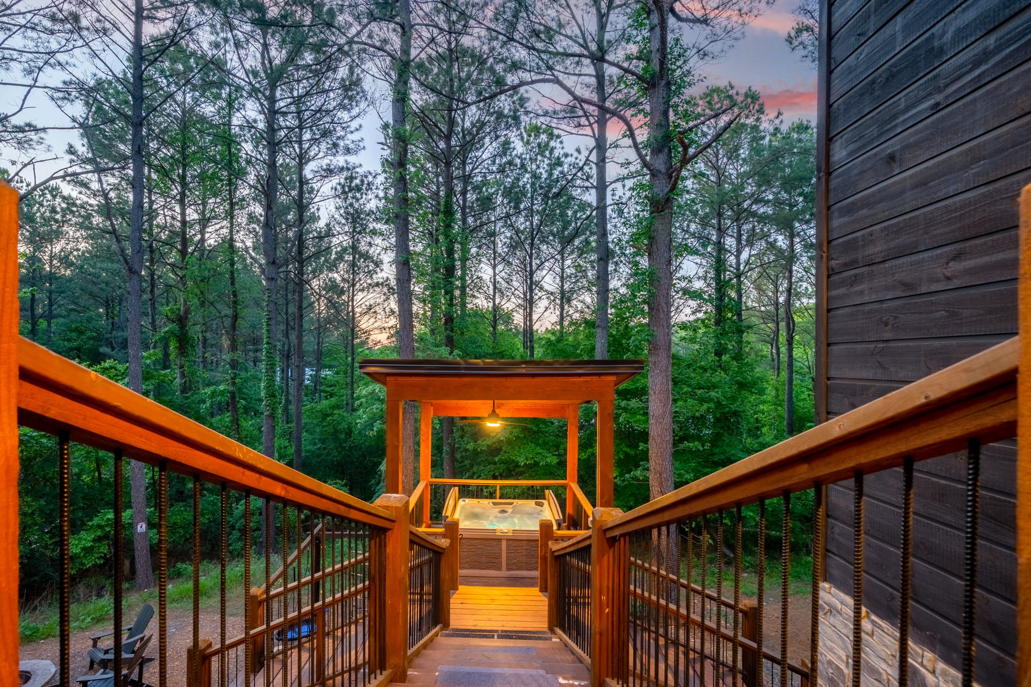 New! Luxury Cabin Retreat Hot Tub-Playset-Firepit