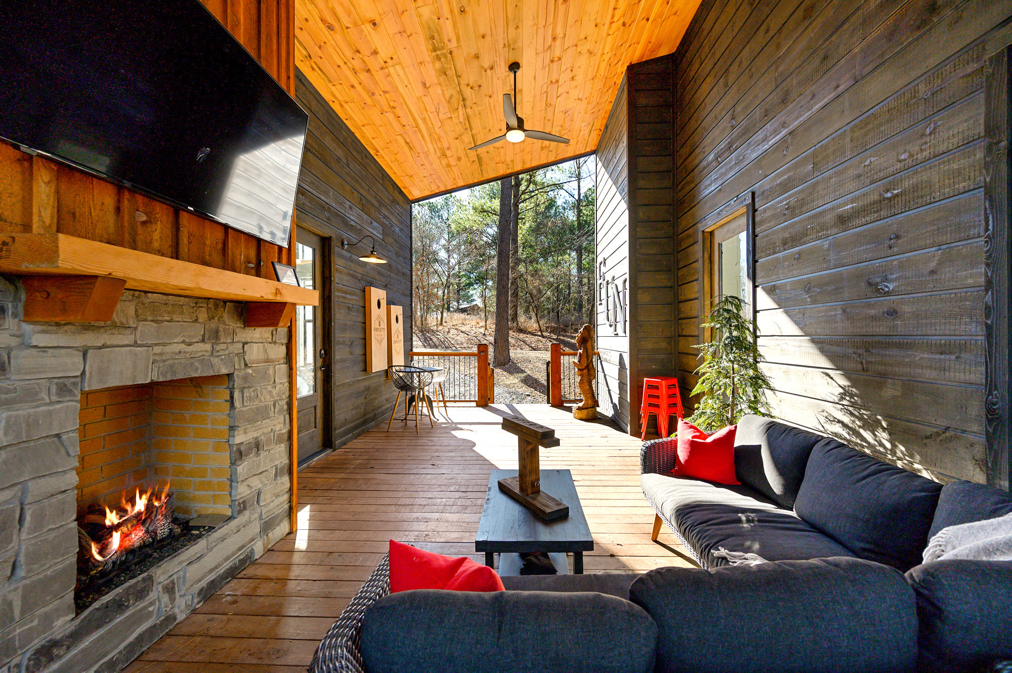 New! Luxury Cabin Retreat Hot Tub-Playset-Firepit