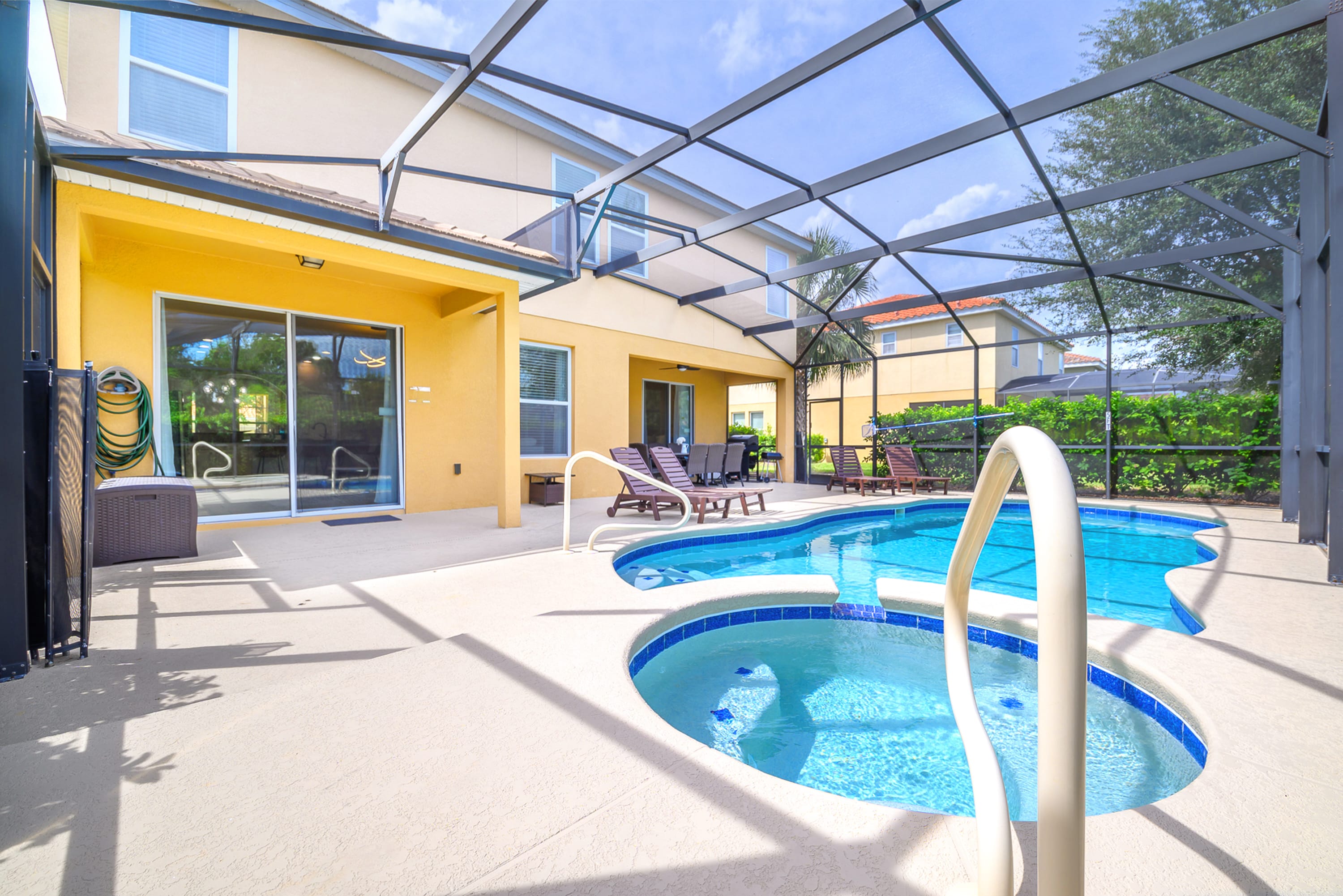 Private Jacuzzi Spill Over Spa