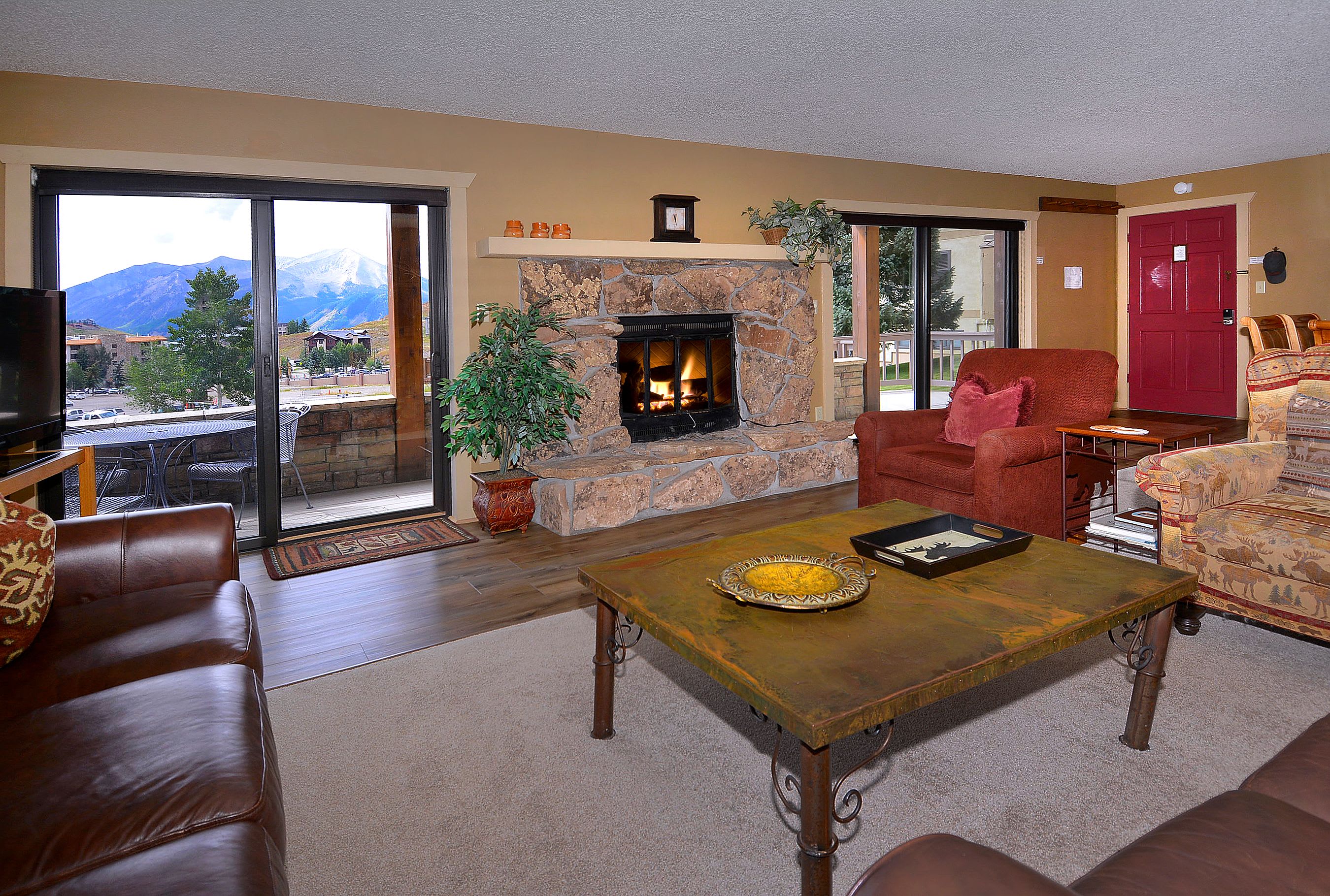 Ponderosa Condo, renovated 2BD/2BA, hot tub, deck — Mt. Crested Butte, CO — vacation rental