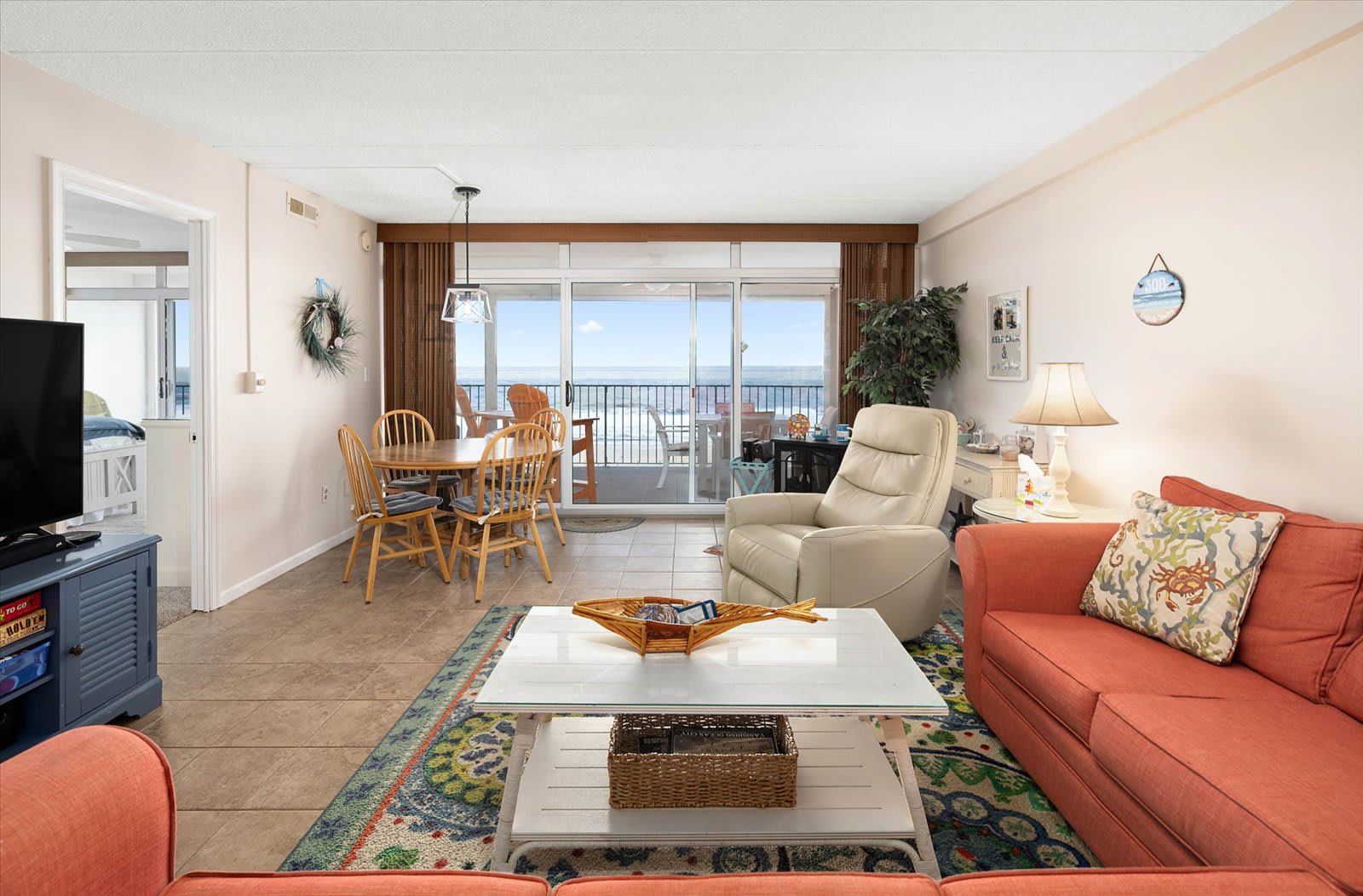 Three Bedroom Oceanfront Condo w Pool and Fitness