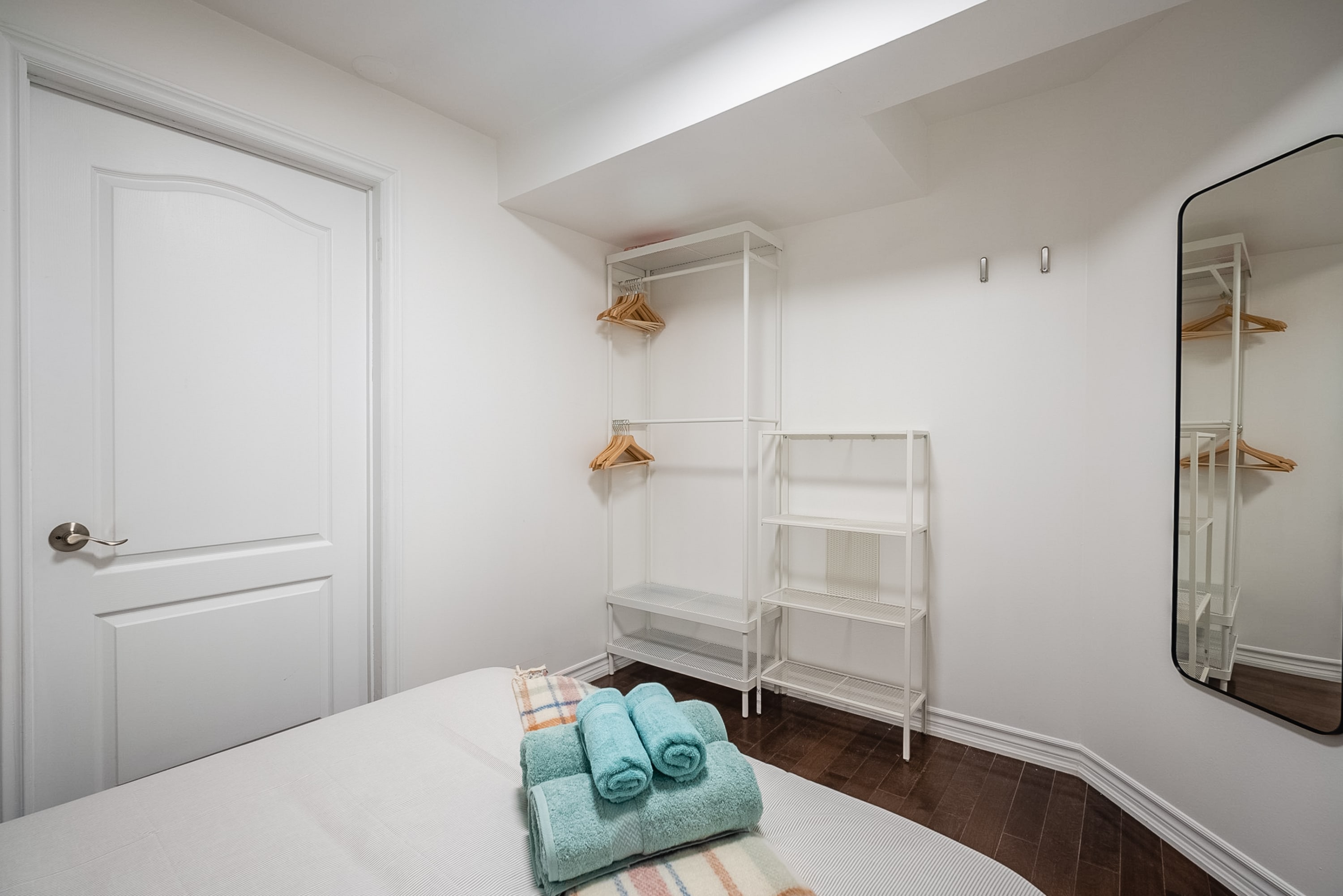 Queen Bedroom Suite with Full Mirror