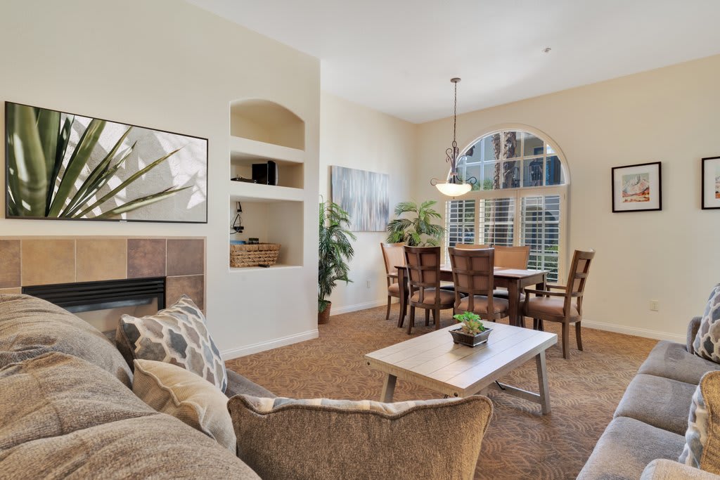 Tranquil Ground Floor Villa in Heart of La Quinta - Photo 3