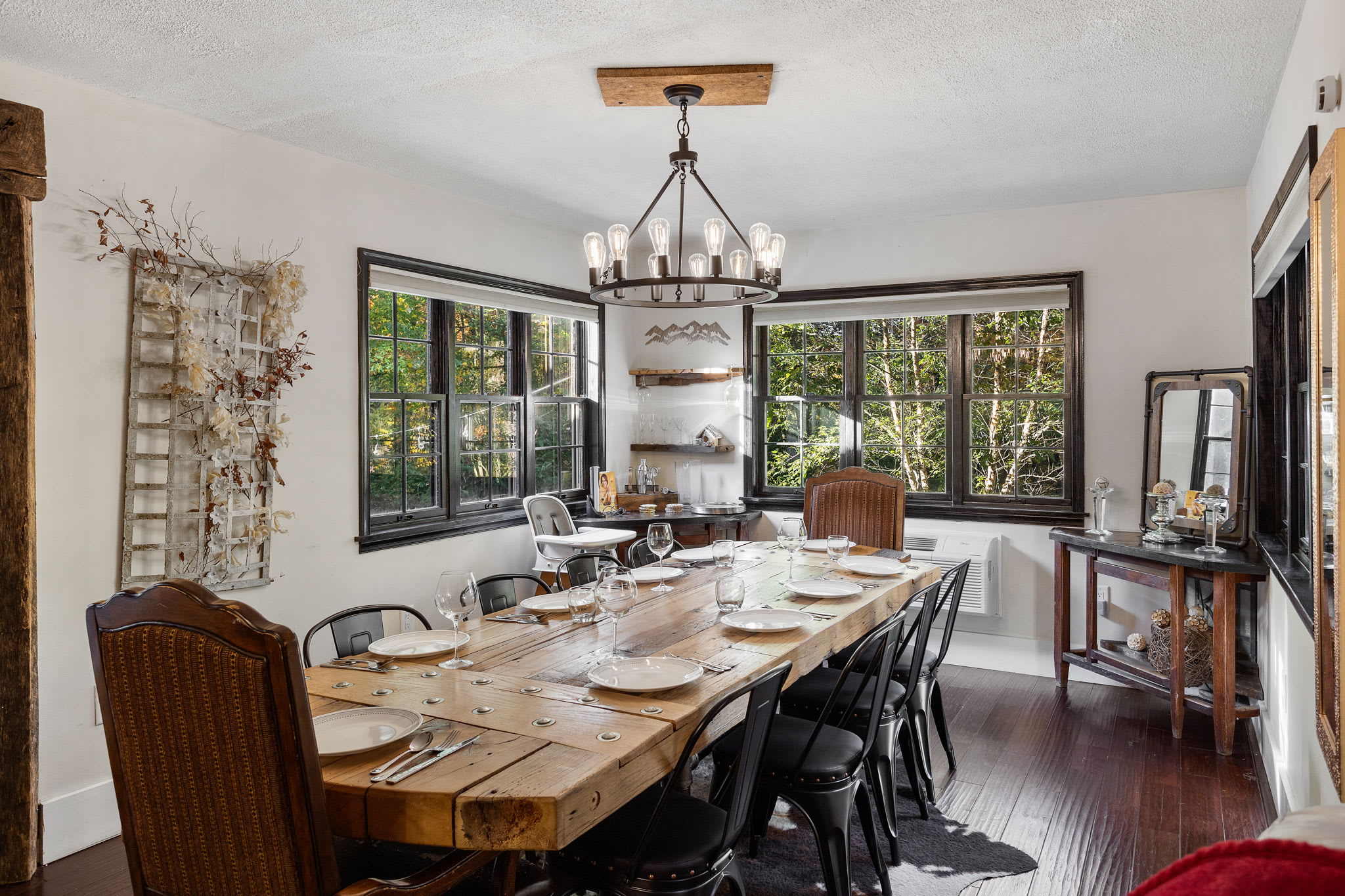Dining Room with Scenic Views – A beautiful dining area with large windows overlooking nature.