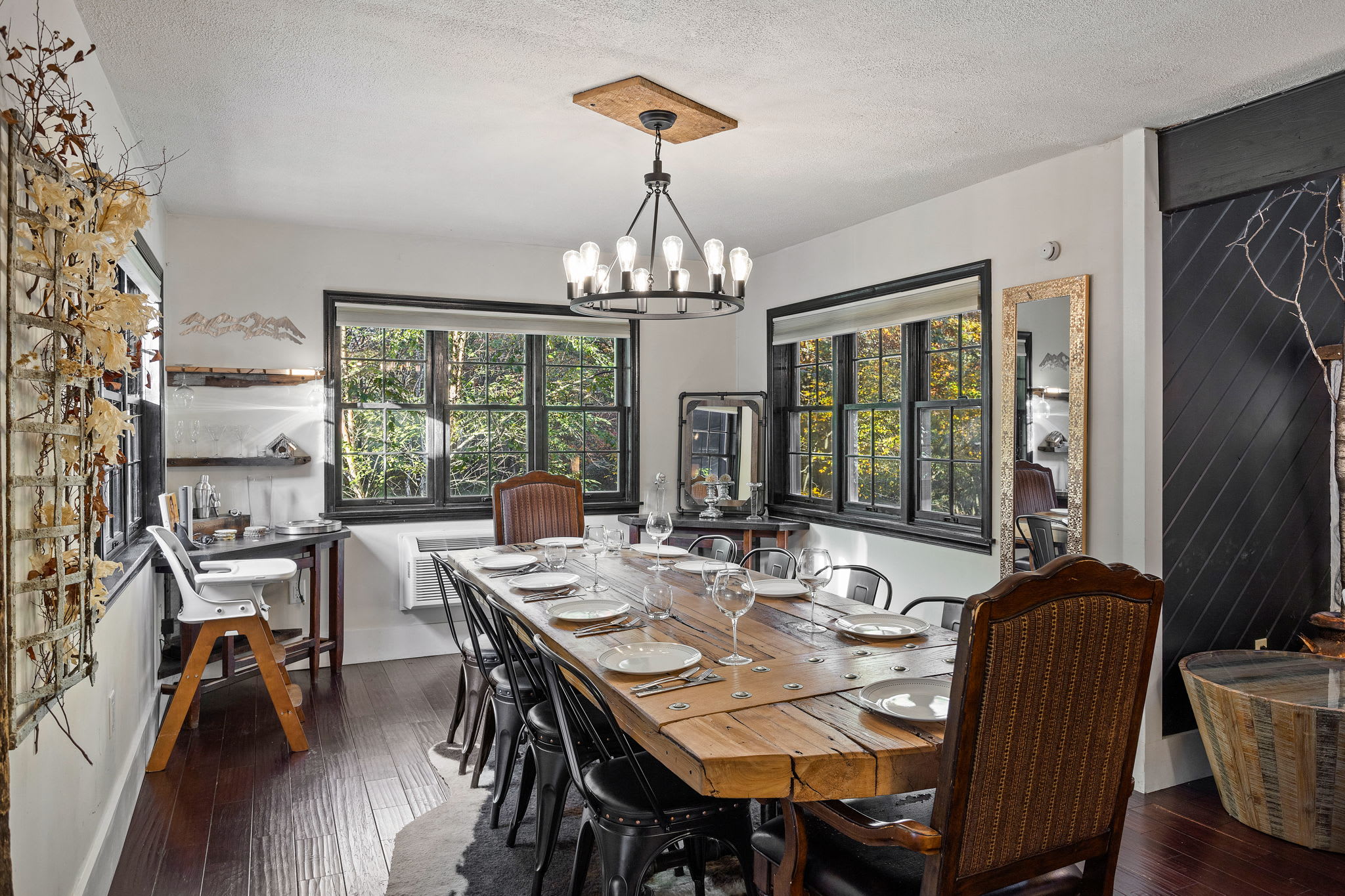 Beautifully Set Dining Table – A warm and inviting dining space, ready for a family meal.