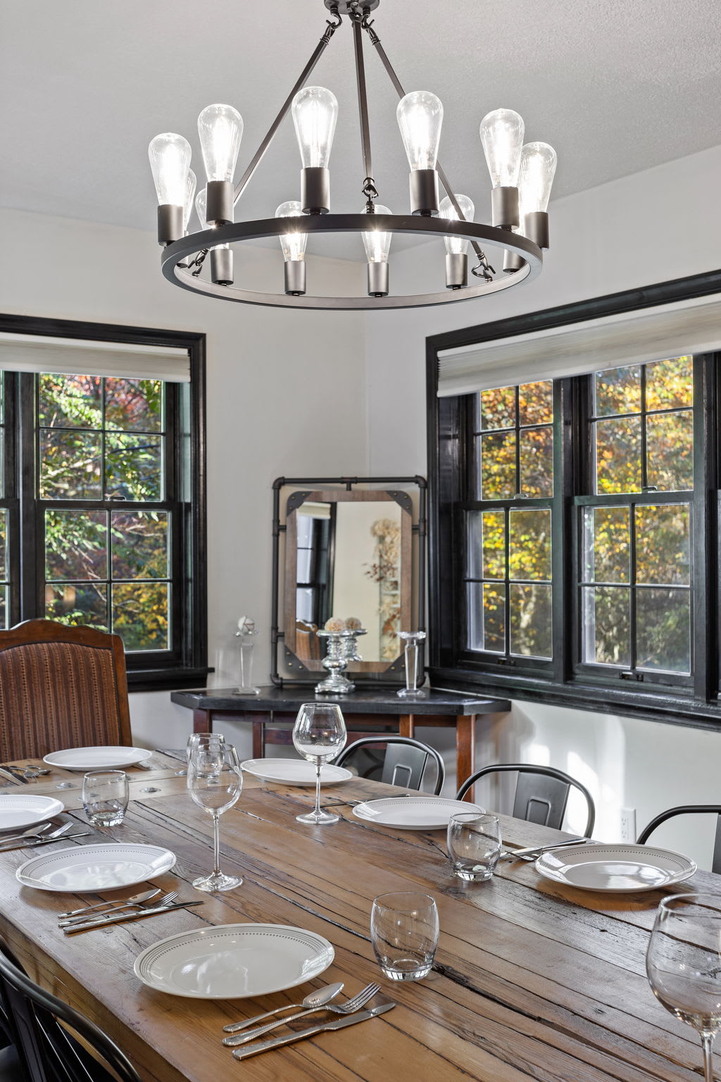 Farmhouse-Style Dining Room – Rustic yet modern decor with ample seating for guests.