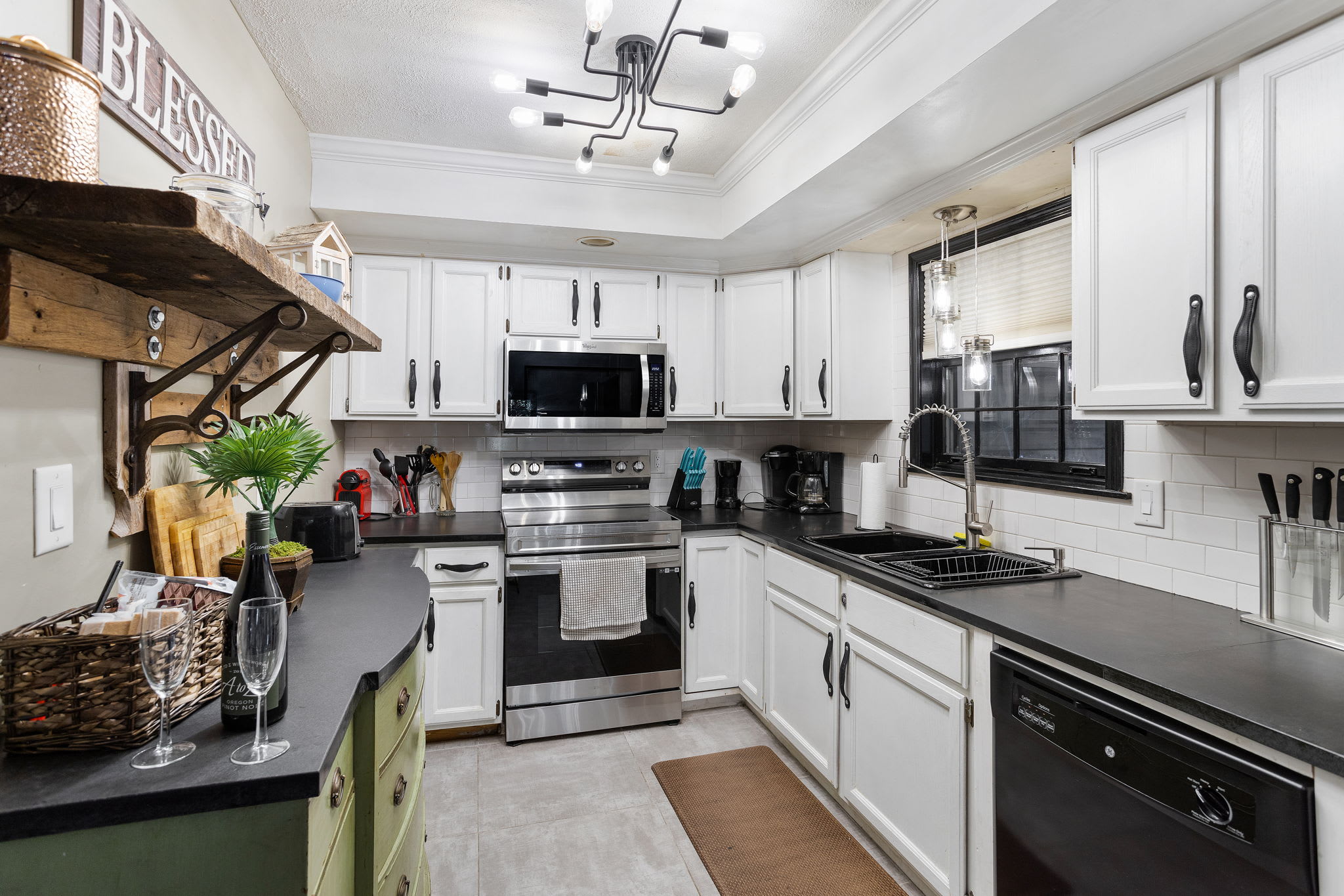 Rustic Modern Kitchen – A beautiful mix of farmhouse and contemporary kitchen design.