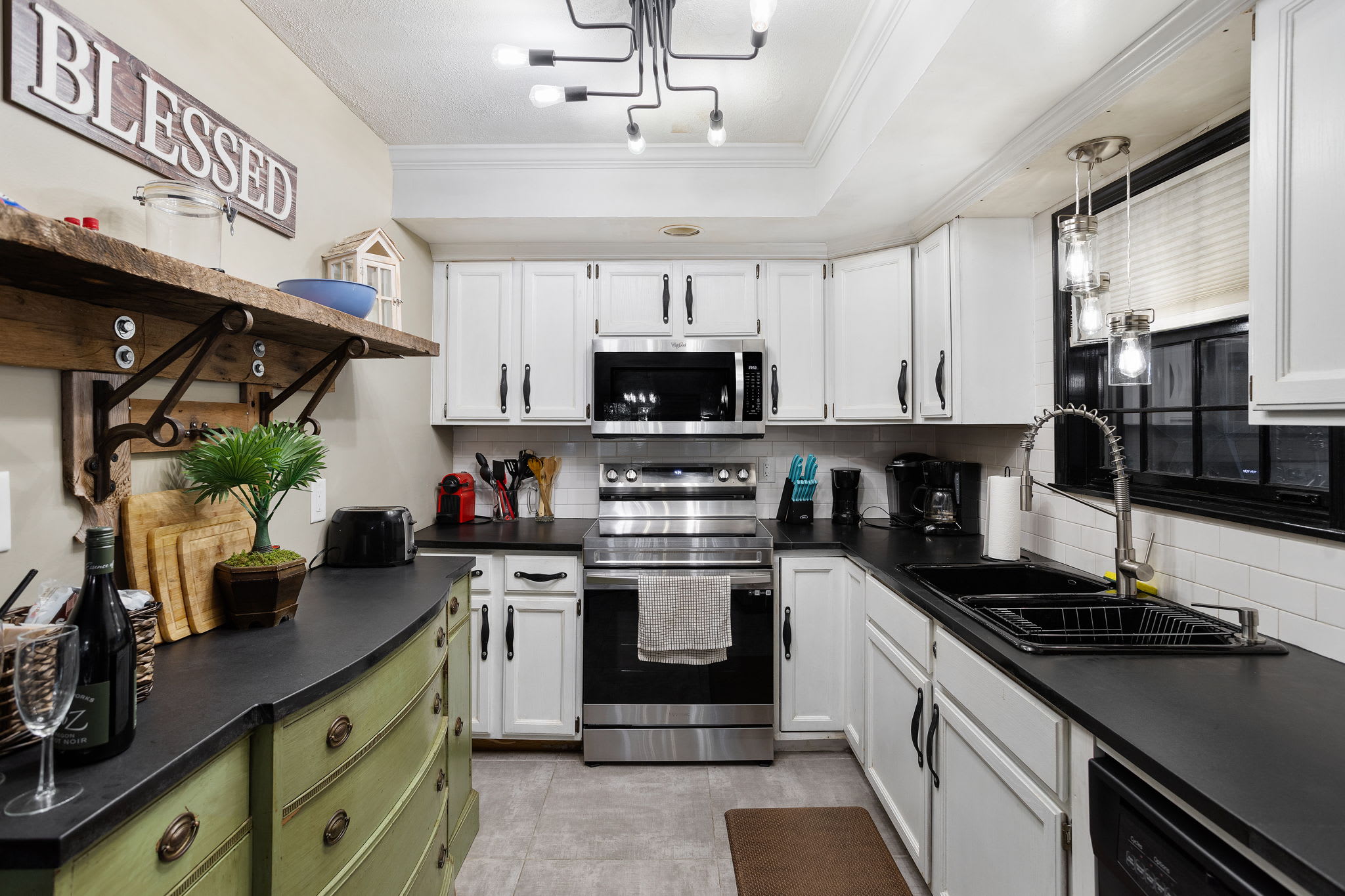 Spacious Kitchen with Stainless Steel Appliances – A fully equipped kitchen with ample counter space.
