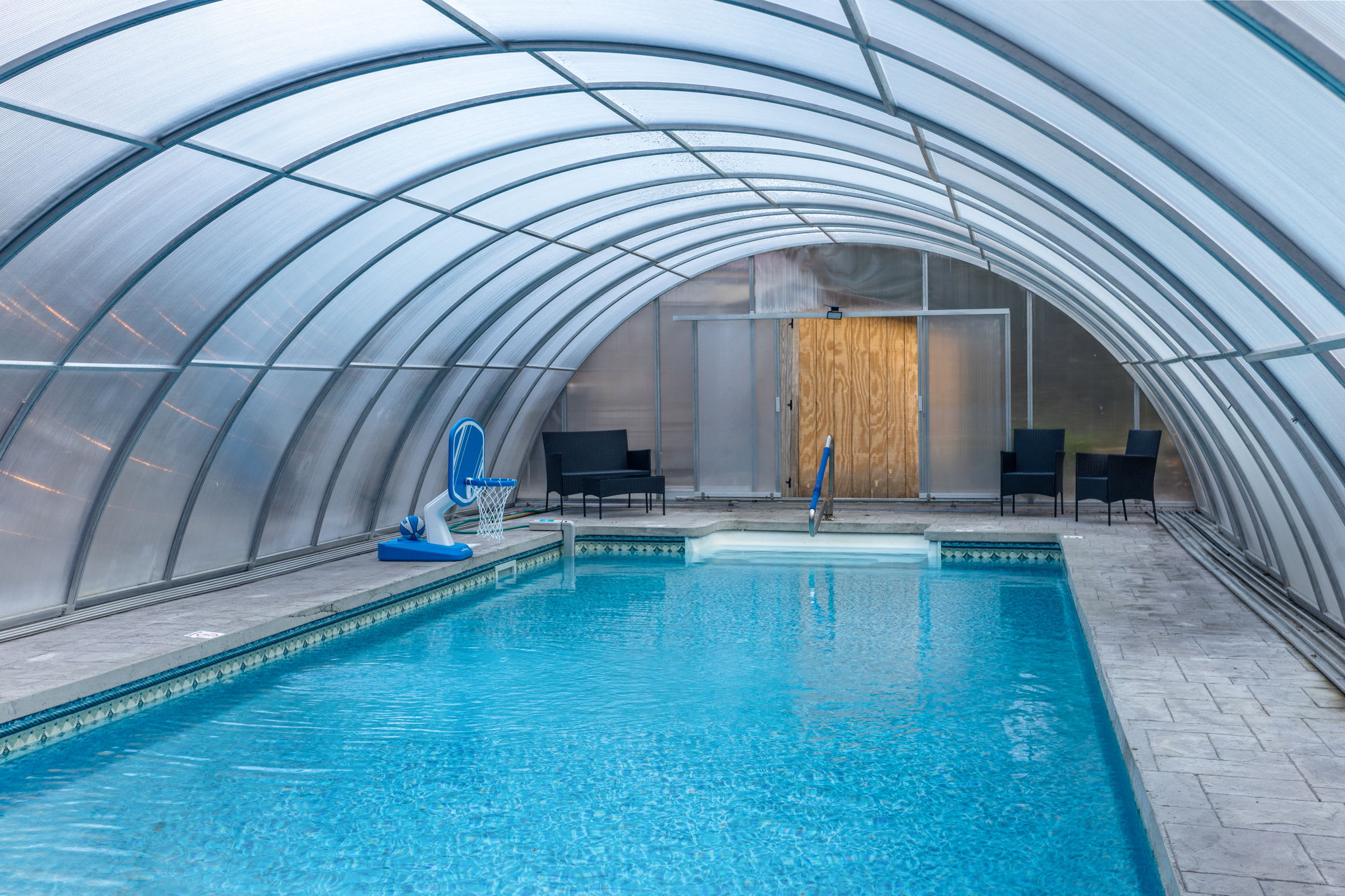 The enclosed pool promises year-round fun, letting you swim or lounge while still enjoying the surrounding forest. It’s a refreshing escape no matter the weather.