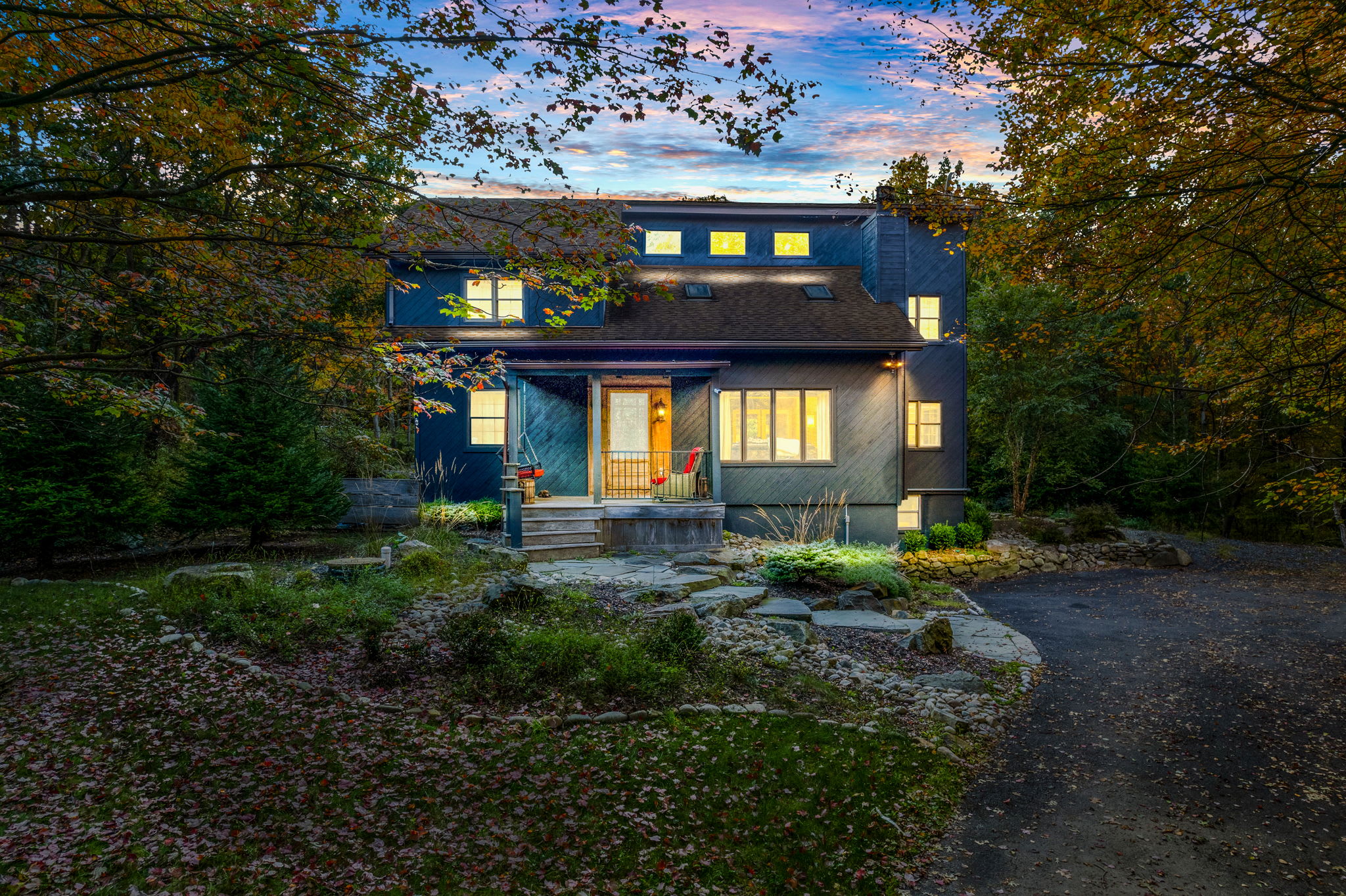 Modern Forest Getaway – A stunning home nestled among lush greenery, offering peace and tranquility.