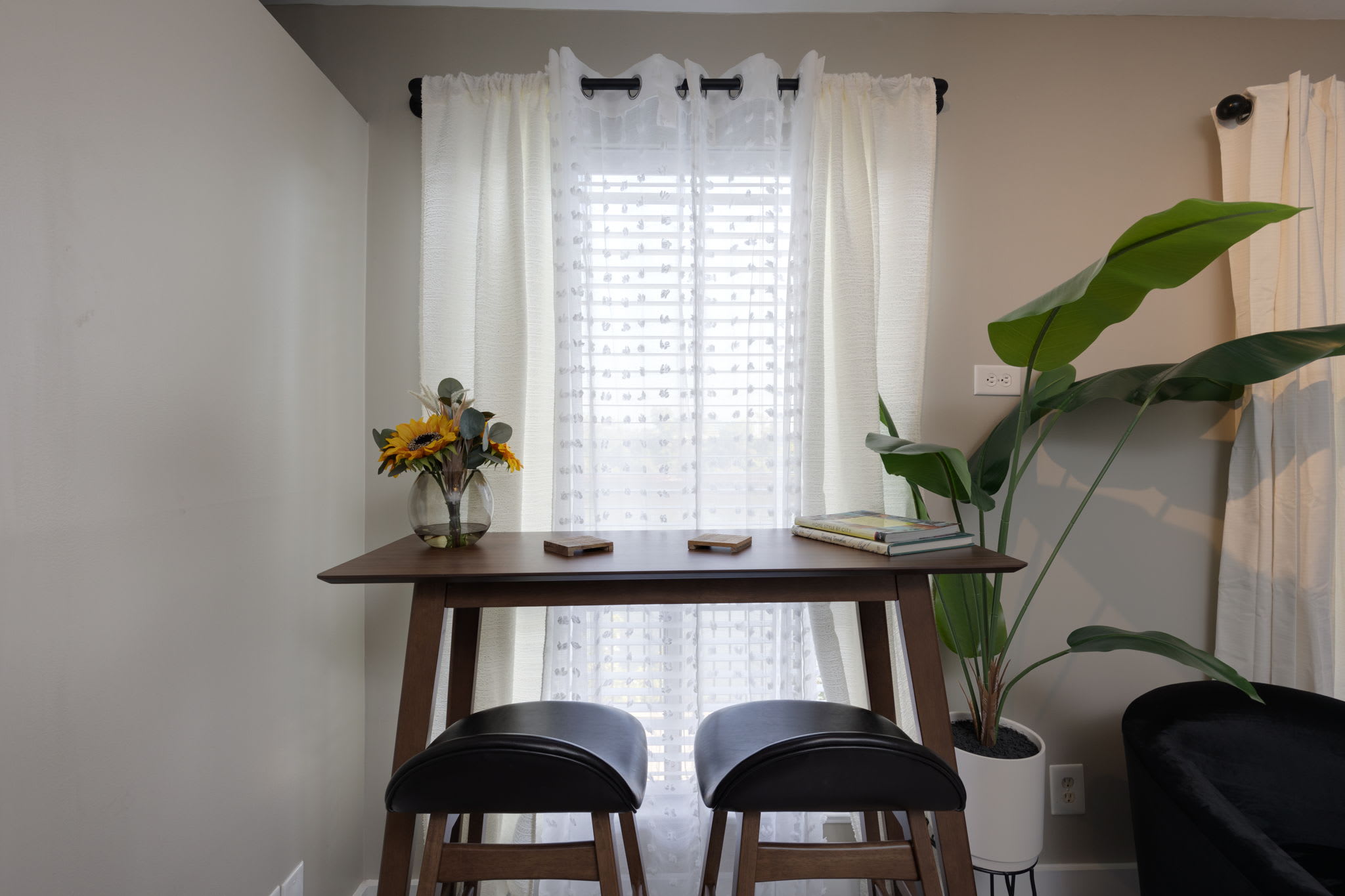 Downtown Loft w/ Pool |Near Honky Tonks-Riverfront