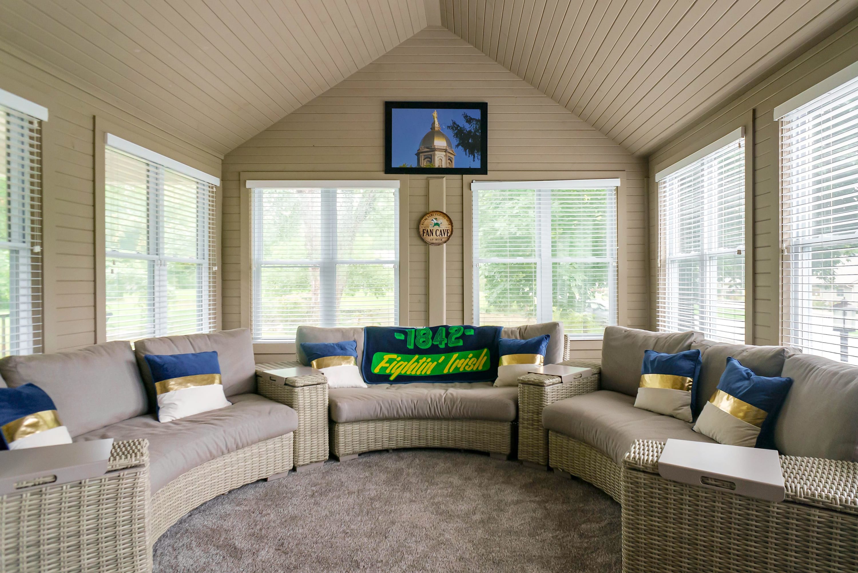 Modern home just 10 mins to Notre Dame (18384) 3