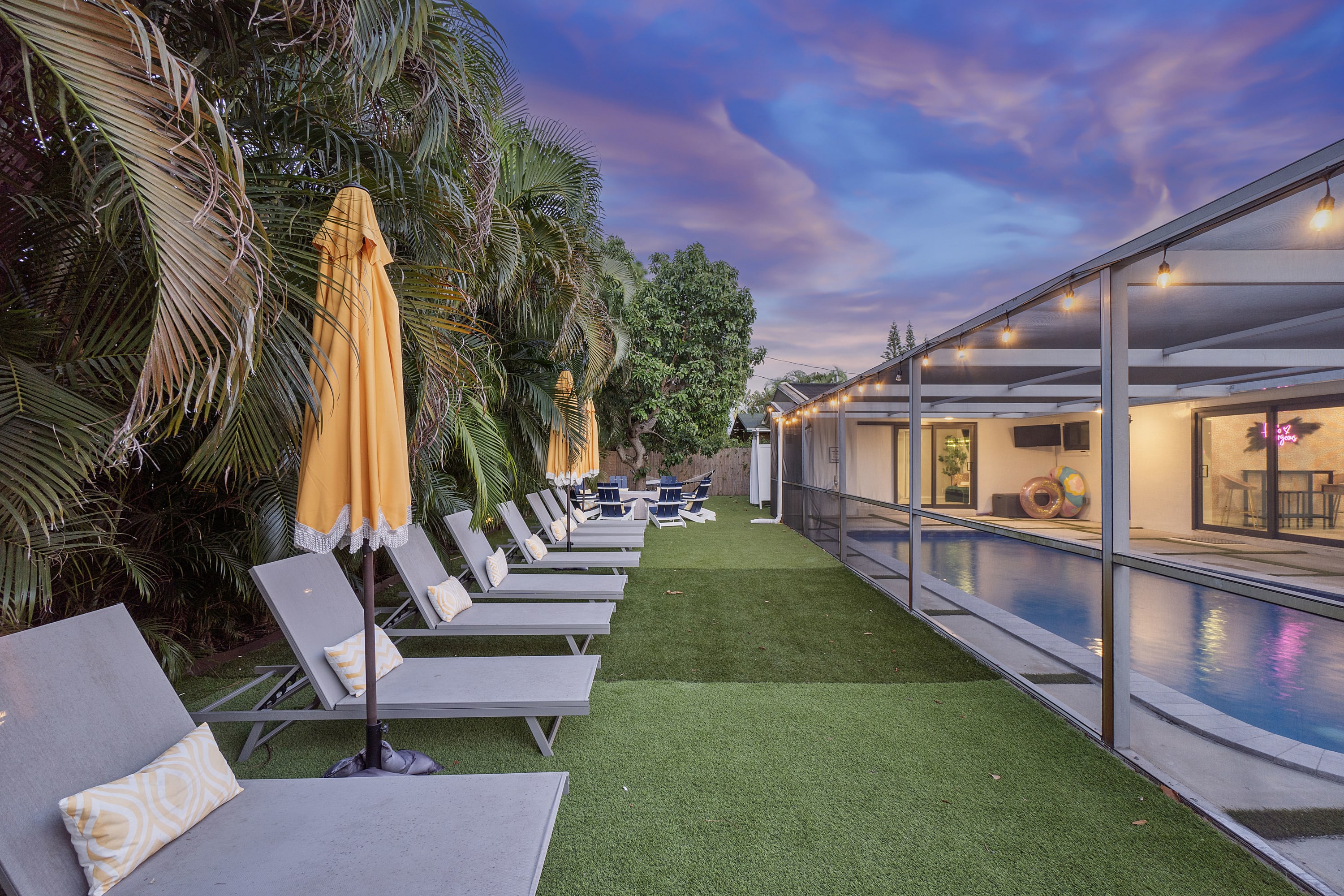 8 Lounge Seats by the Pool