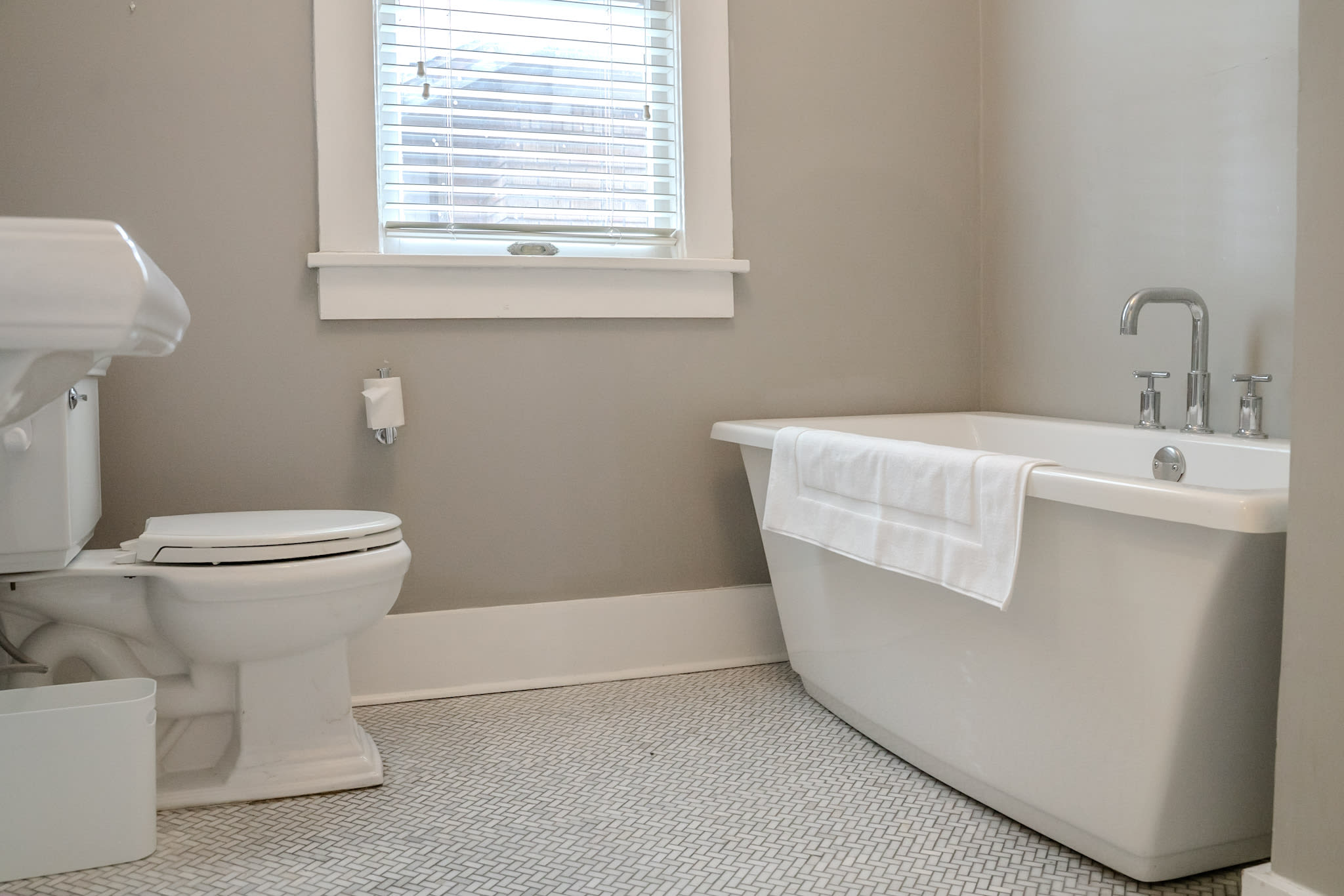 Tub and toilet in king bedroom