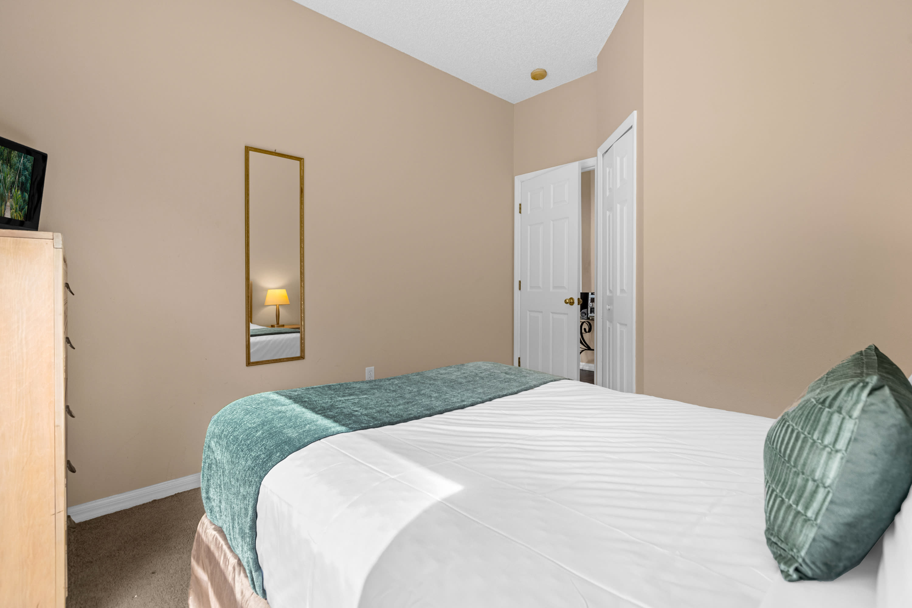 Queen Bedroom With Comfortable Bedding And Garden Views