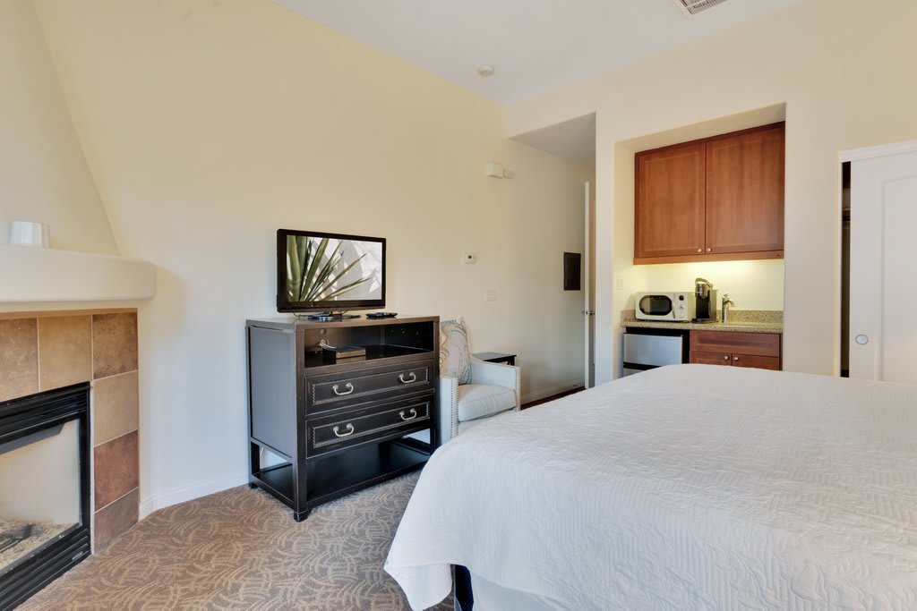 Tranquil Ground Floor Studio in Heart of LQ #B - Photo 4