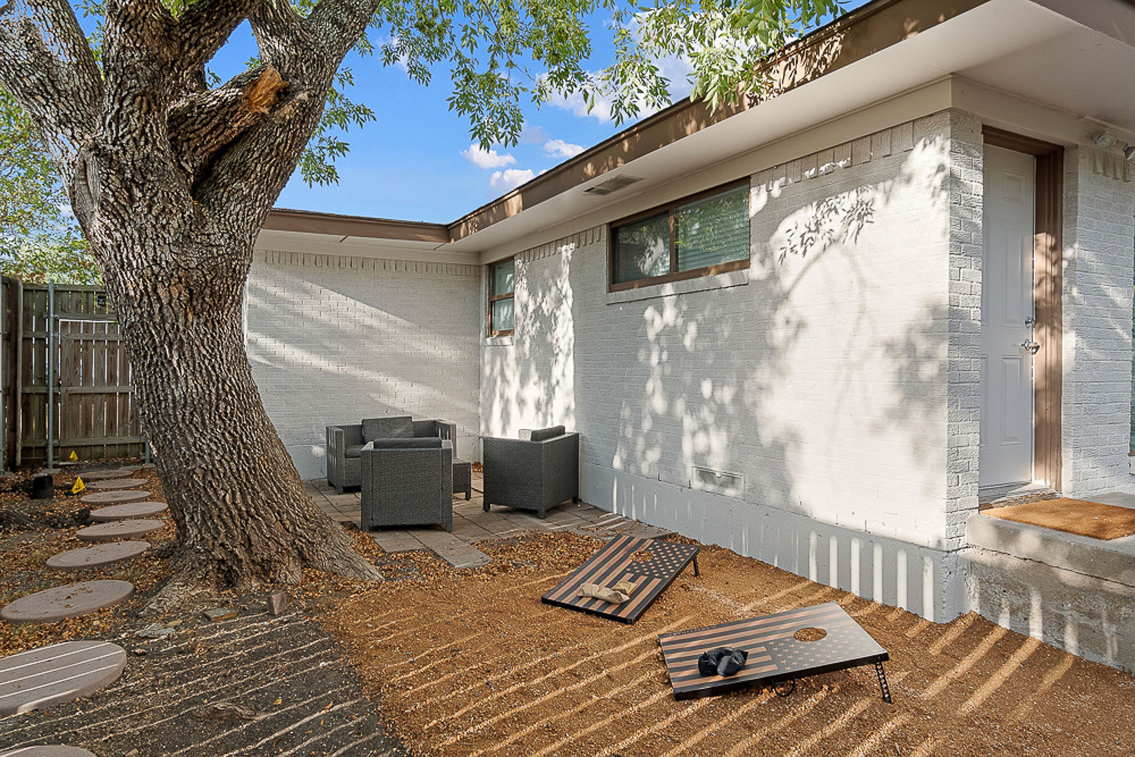 The Oak | King Bed & HUGE Backyard