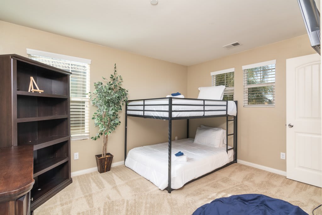Queen over Queen bunk room