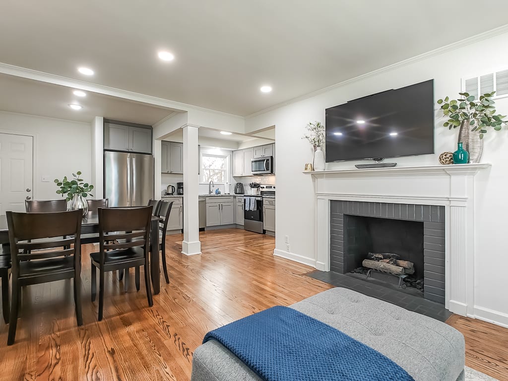 New Listing!  4 Bdrm Plaza Charmer!  Pet Friendly! — Kansas City, MO — vacation rental